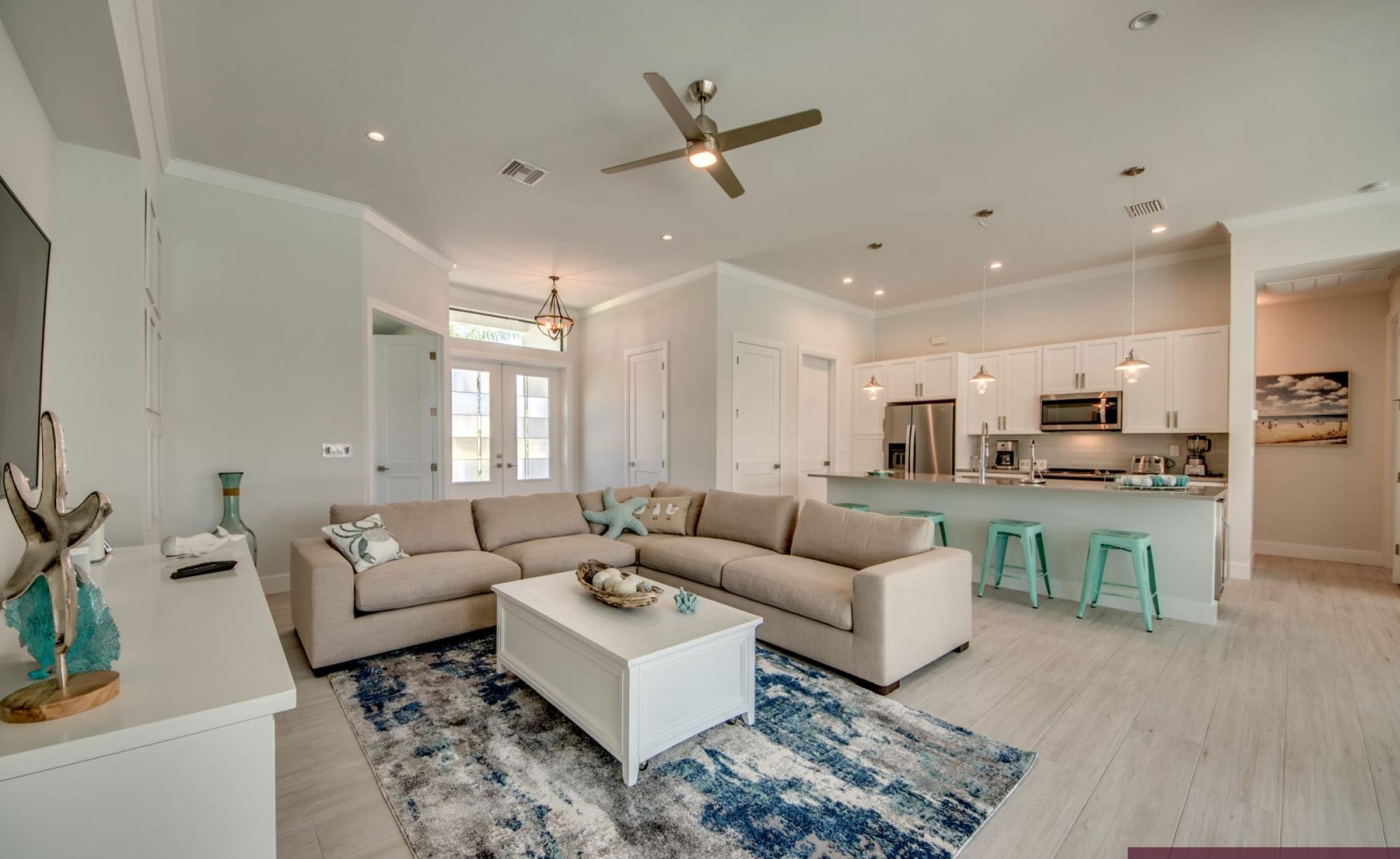 Moderne Villa am Kanal mit privatem Bootsdock und Bootslift.