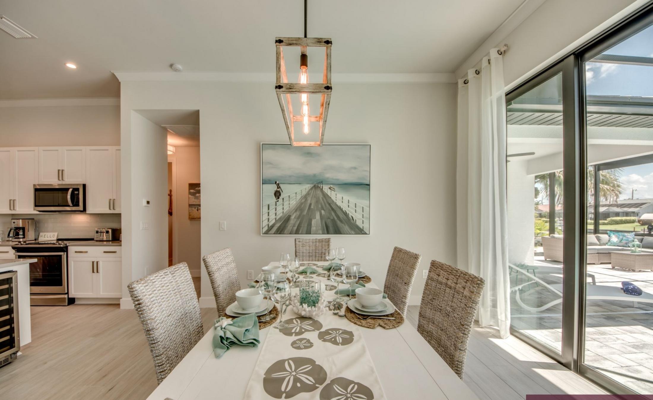 Moderne Villa am Kanal mit privatem Bootsdock, Bootslift sowie Pool und Spa.