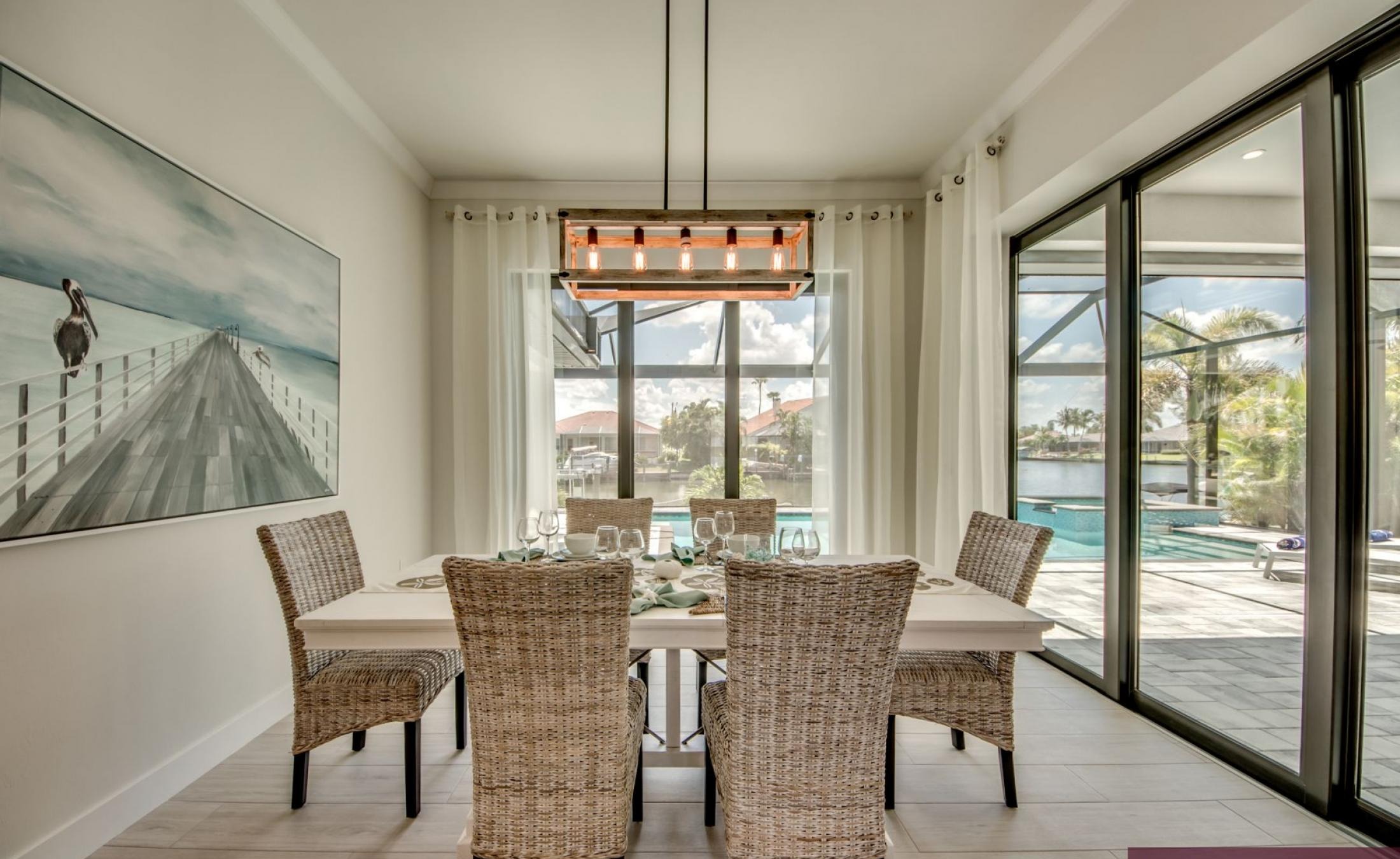 Kanalblick am Wasser mit privatem Bootsdock und Bootslift.