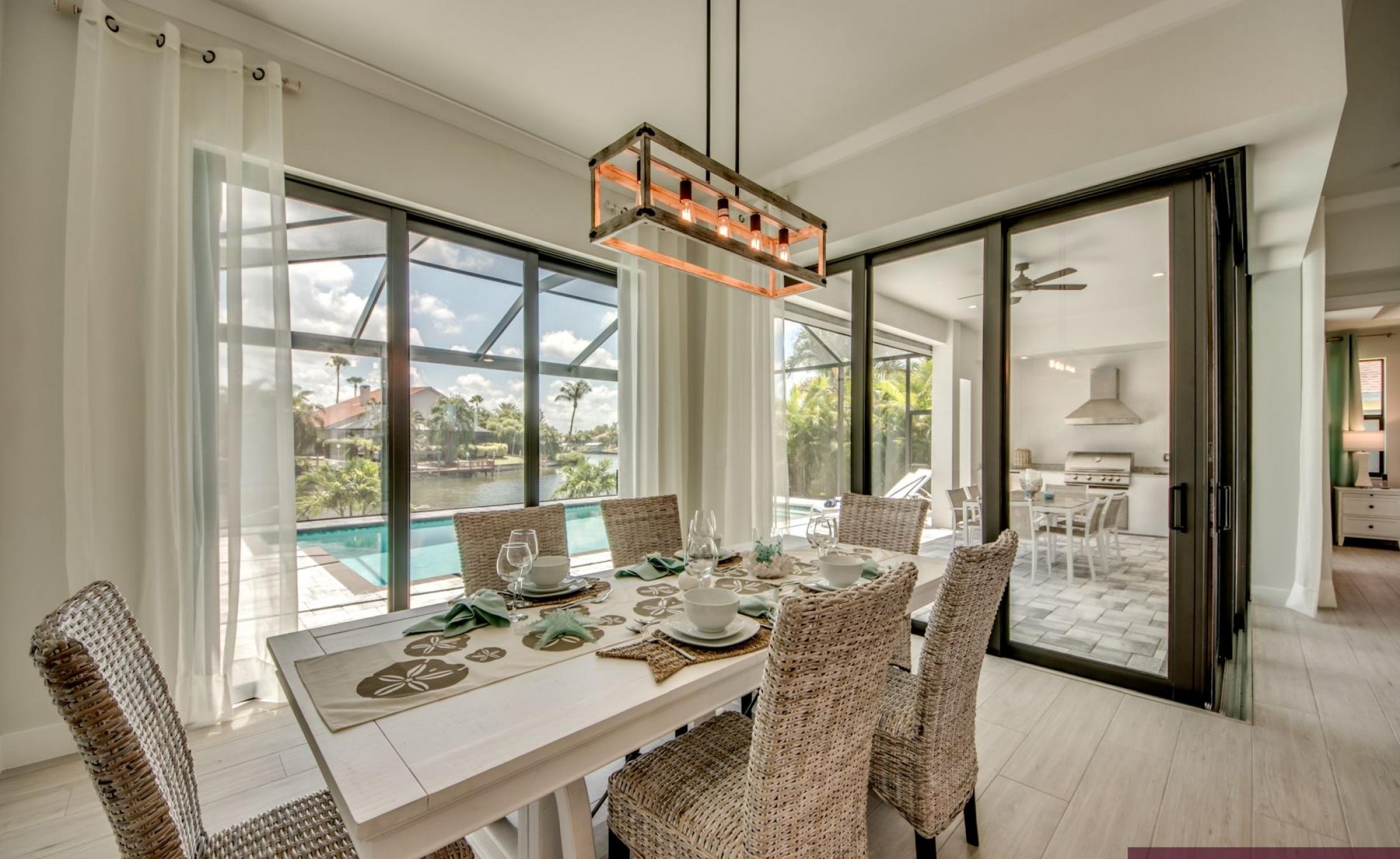 Moderne Villa am Kanal mit privatem Bootsdock und Bootslift sowie Pool mit Spa.