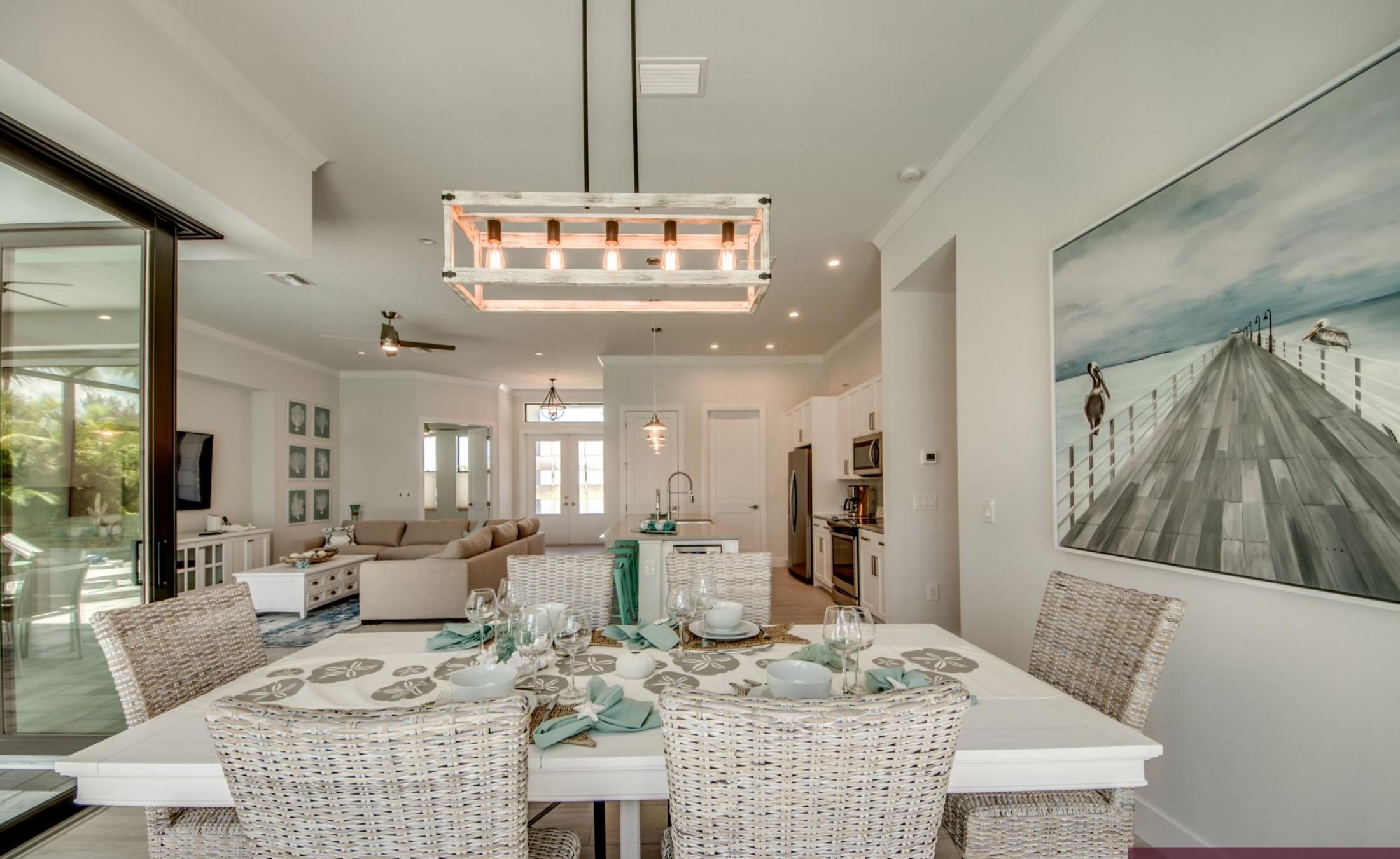 Moderne Villa am Kanal mit privatem Bootsdock, Bootslift sowie beheiztem Pool und Spa.