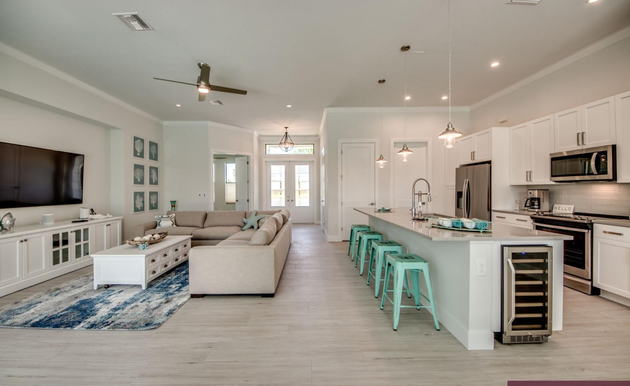 Moderne Villa am Kanal mit privatem Bootsdock, Bootslift sowie Pool und Spa.