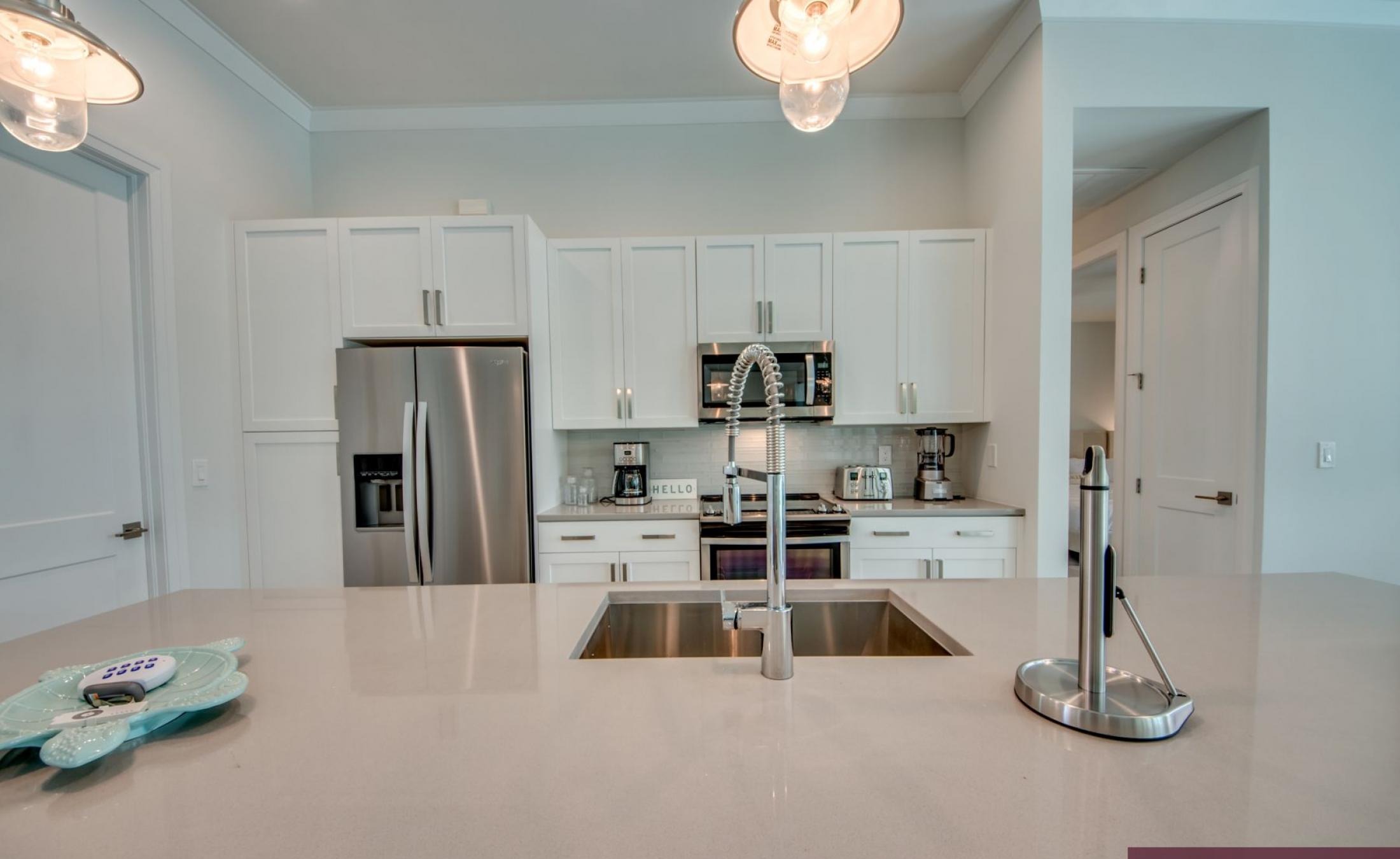 Kanalblick am Wasser mit privatem Bootsdock und Bootslift