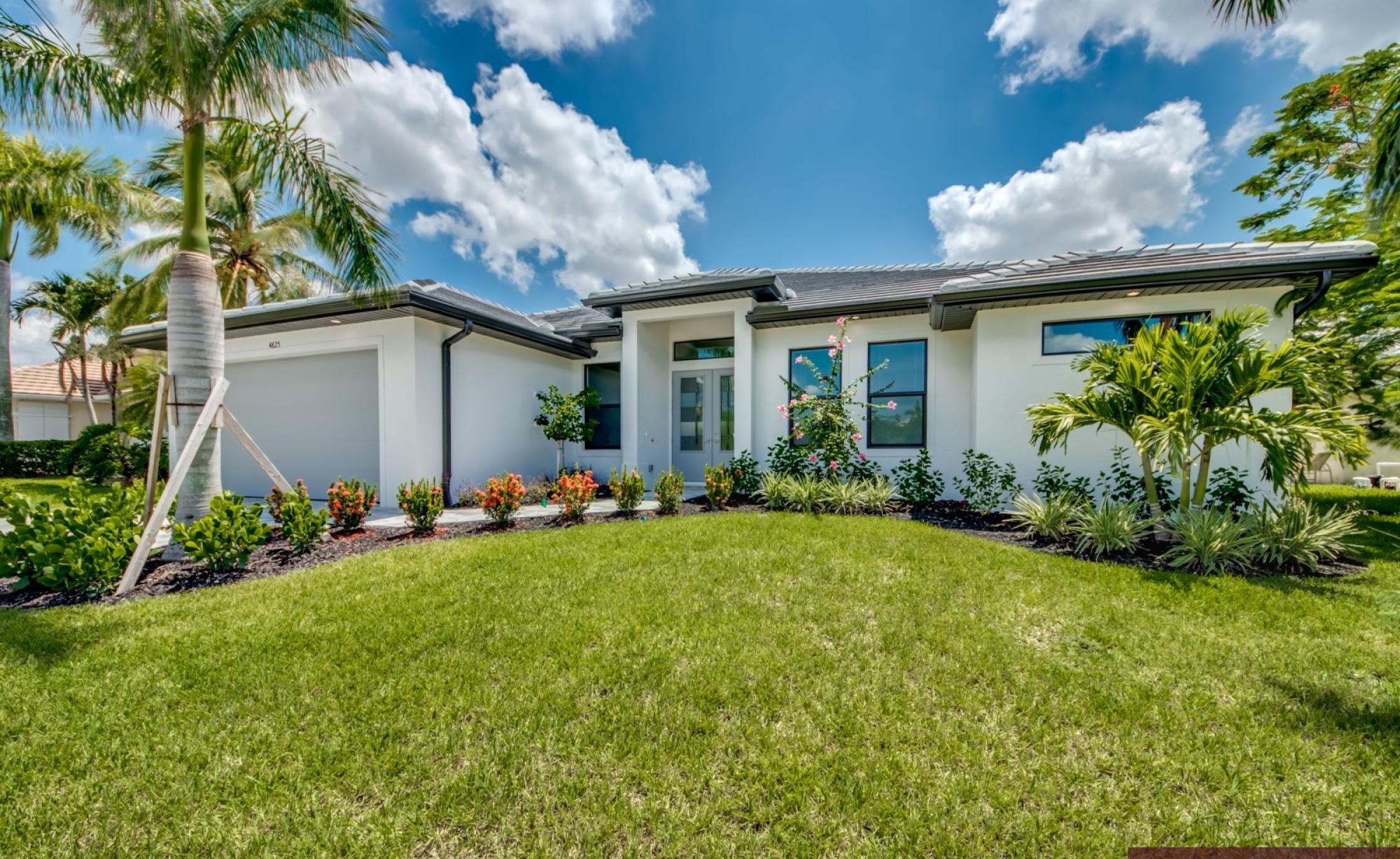 Moderne Villa am Kanal mit privatem Bootsdock, Bootslift sowie beheiztem Pool und Spa.