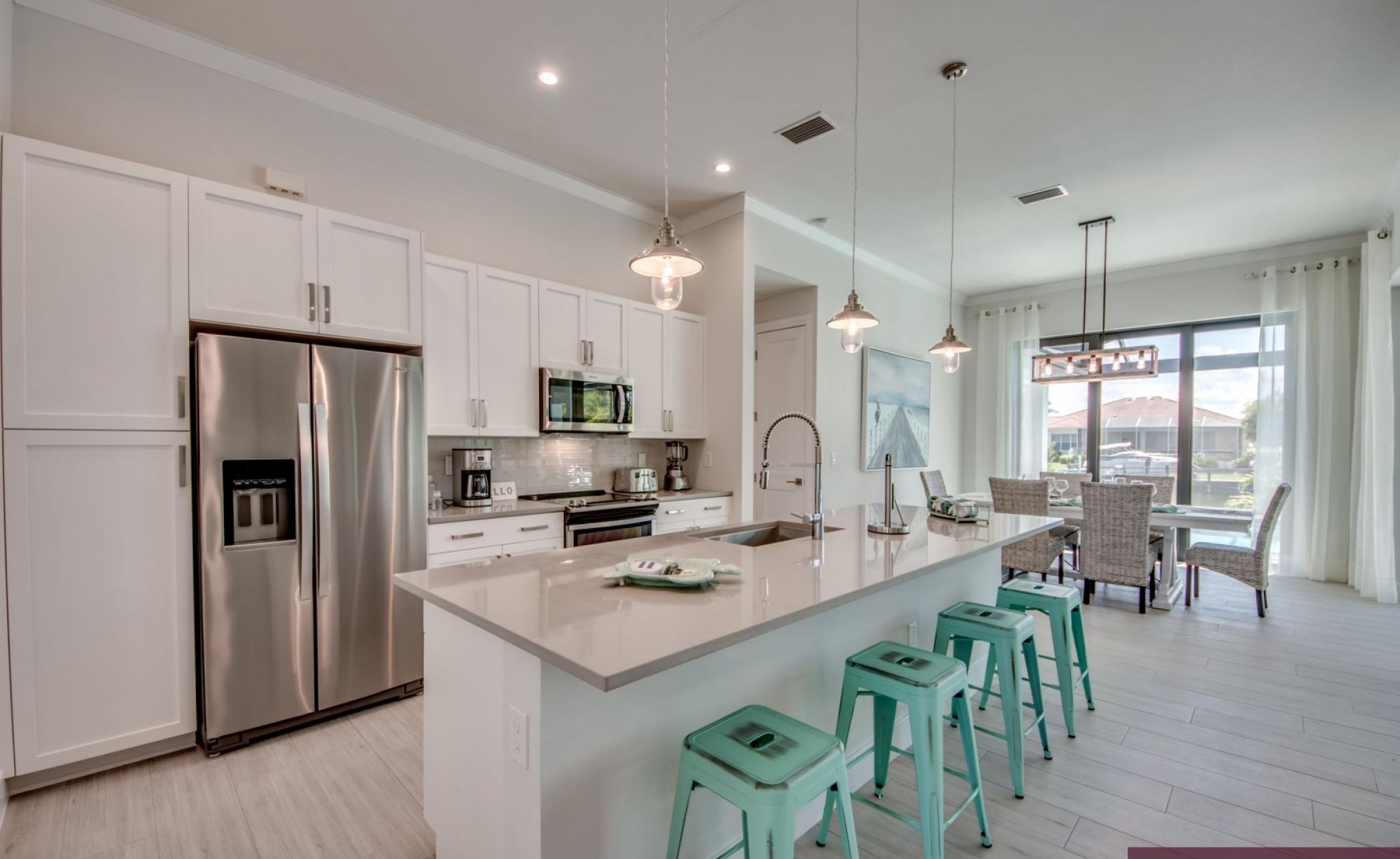 Moderne Villa am Kanal mit privatem Bootsdock, Bootslift sowie beheiztem Pool und Spa.