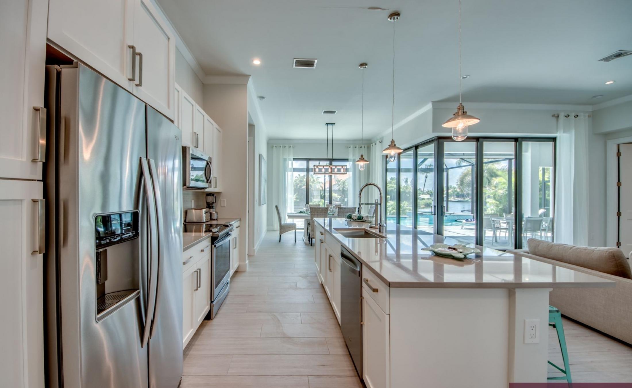 Moderne Villa am Kanal mit privatem Bootsdock, Bootslift sowie Pool und Spa.