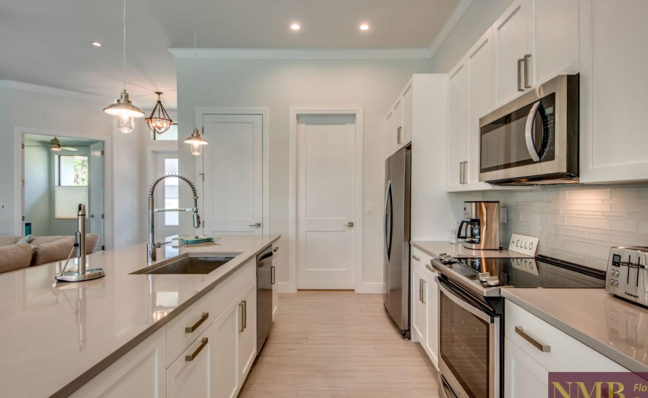 Moderne Villa am Kanal mit privatem Bootsdock und Bootslift.