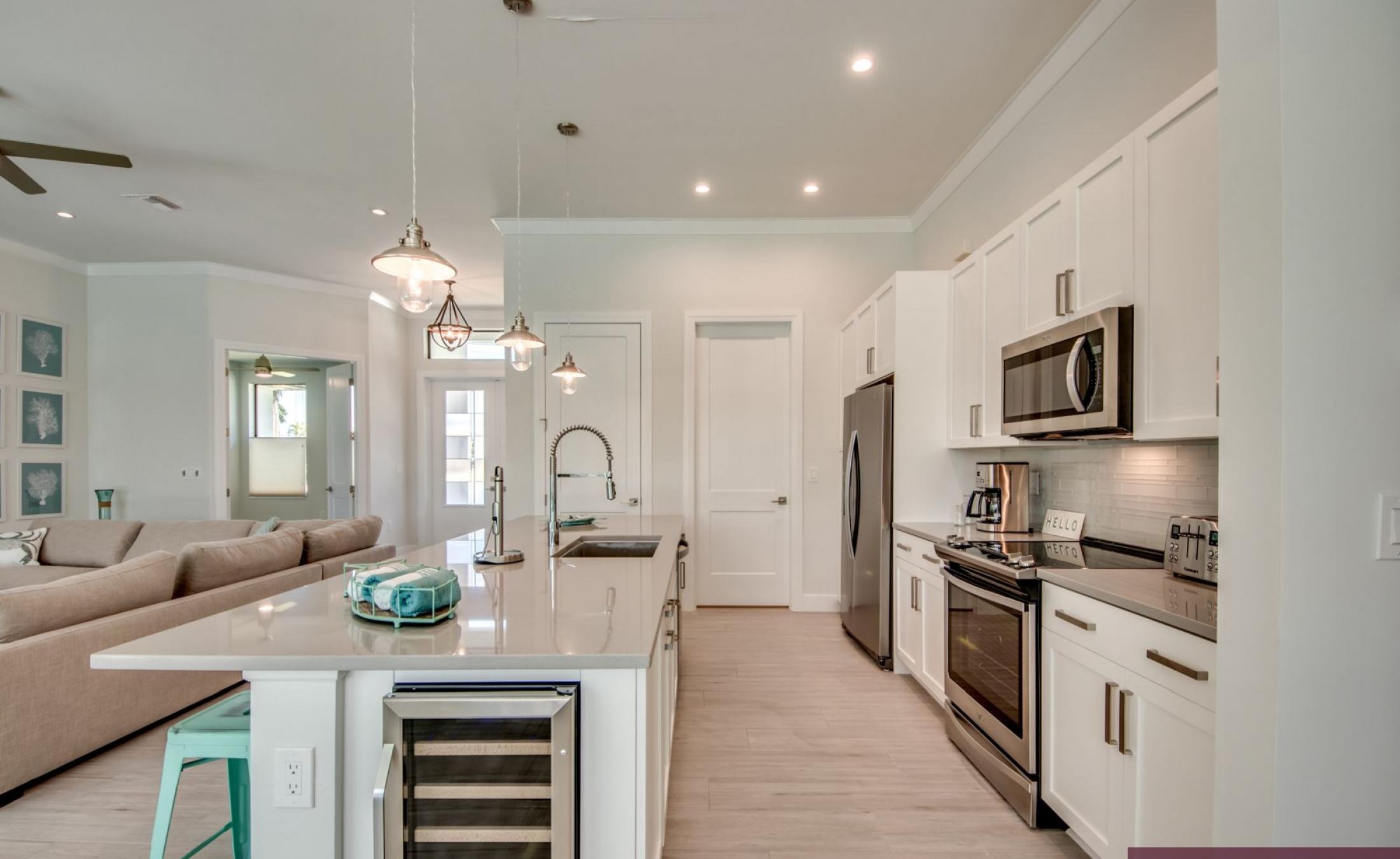 Moderne Villa am Kanal mit privatem Bootsdock, Bootslift sowie Pool und Spa.