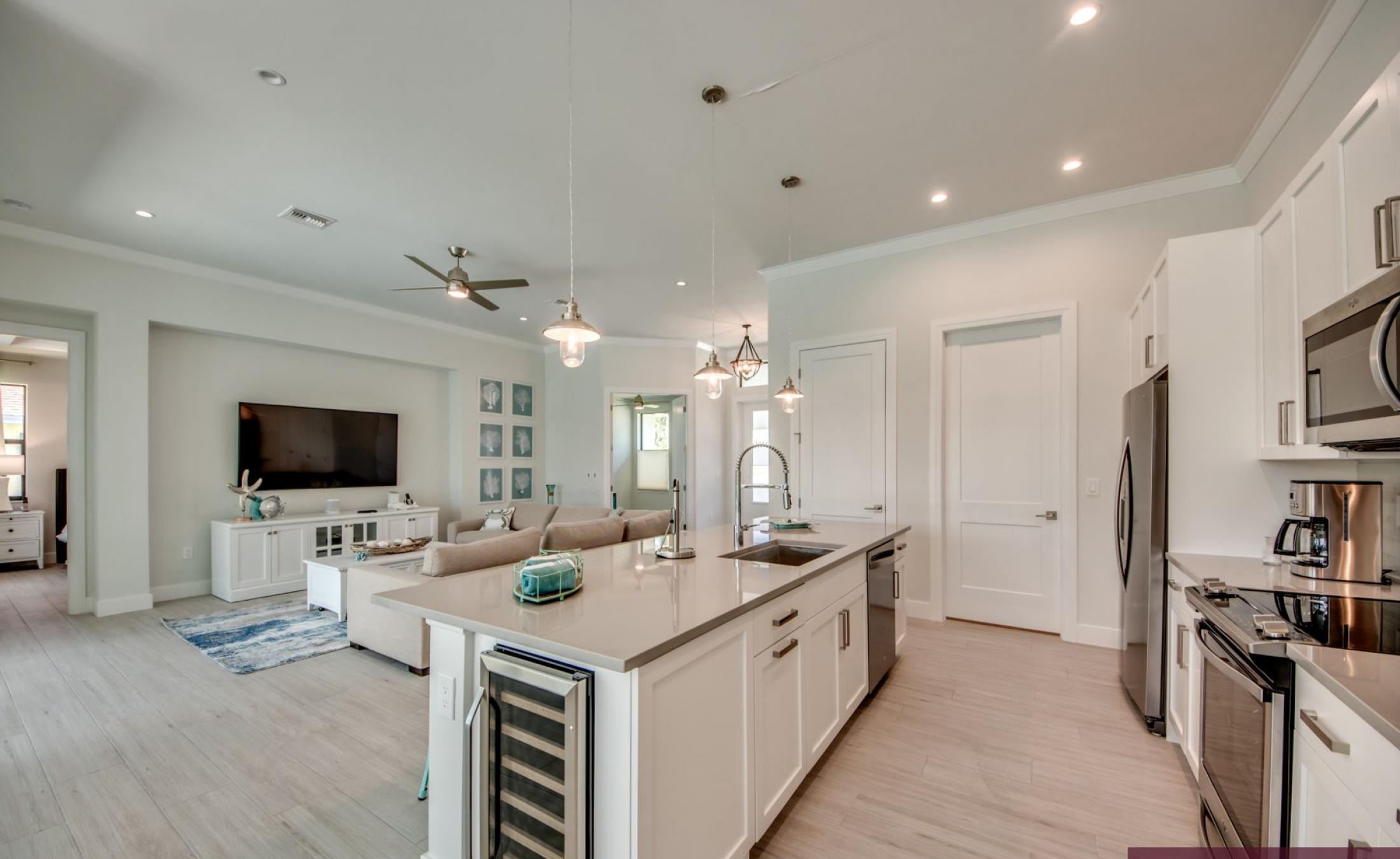 Moderne Villa am Kanal mit privatem Bootsdock, Bootslift sowie beheiztem Pool und Spa.