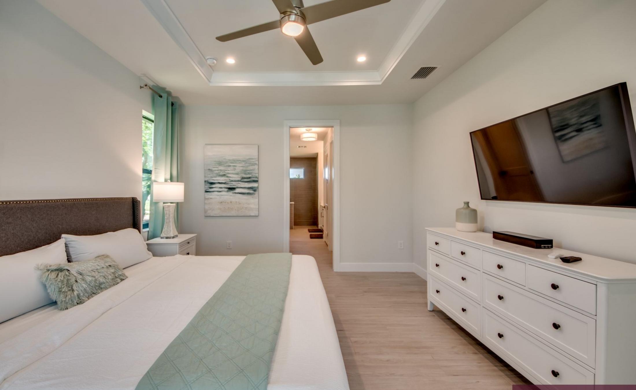 Moderne Villa am Kanal mit privatem Bootsdock und Bootslift sowie beheiztem Pool mit Spa.