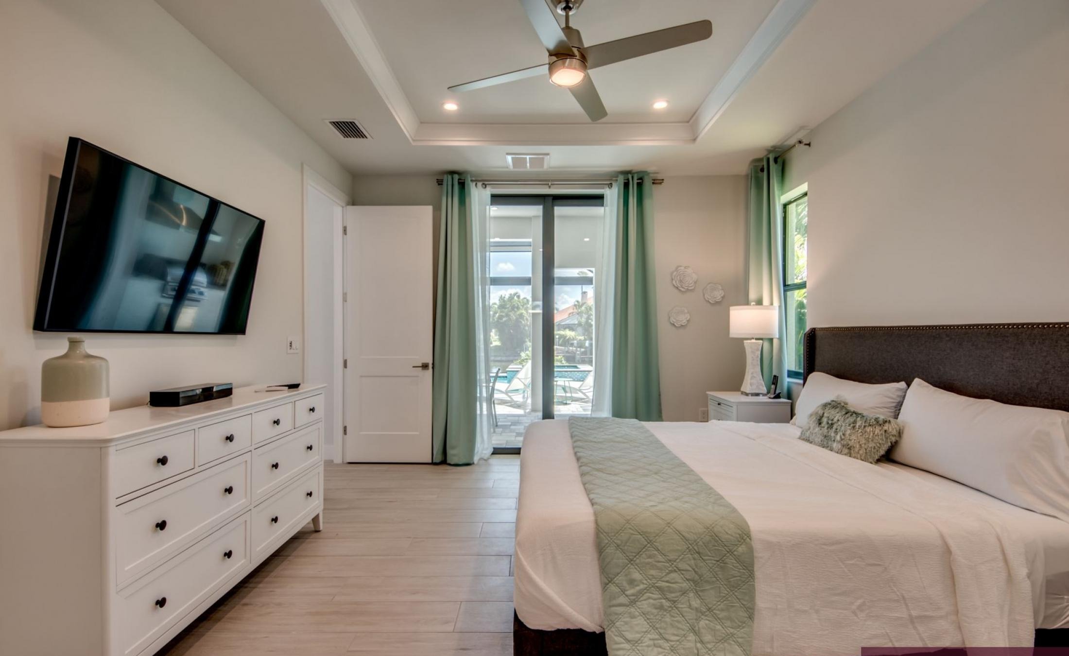 Moderne Villa am Kanal mit privatem Bootsdock, Bootslift sowie Pool und Spa.