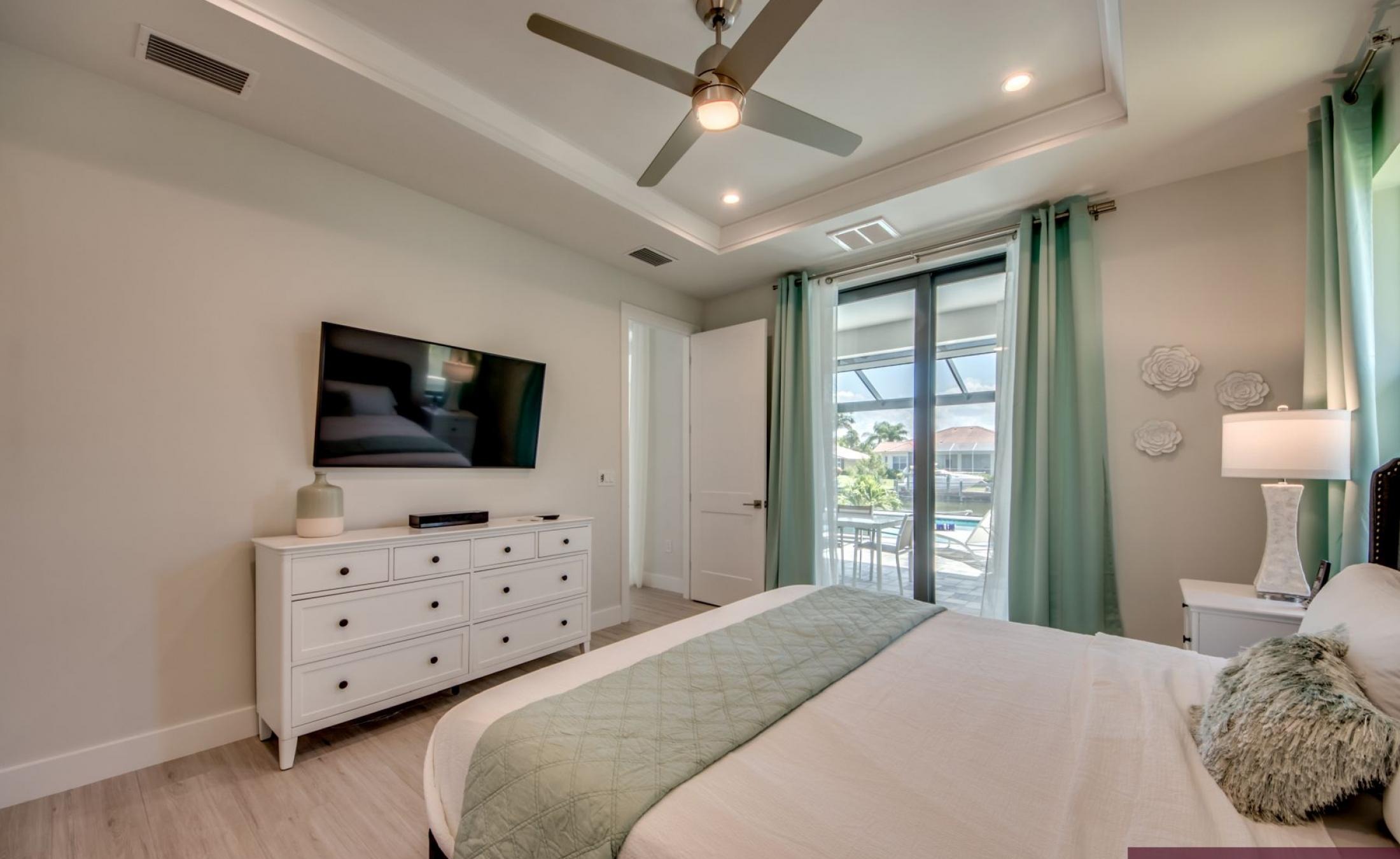 Moderne Villa am Kanal mit privatem Bootsdock und Bootslift.