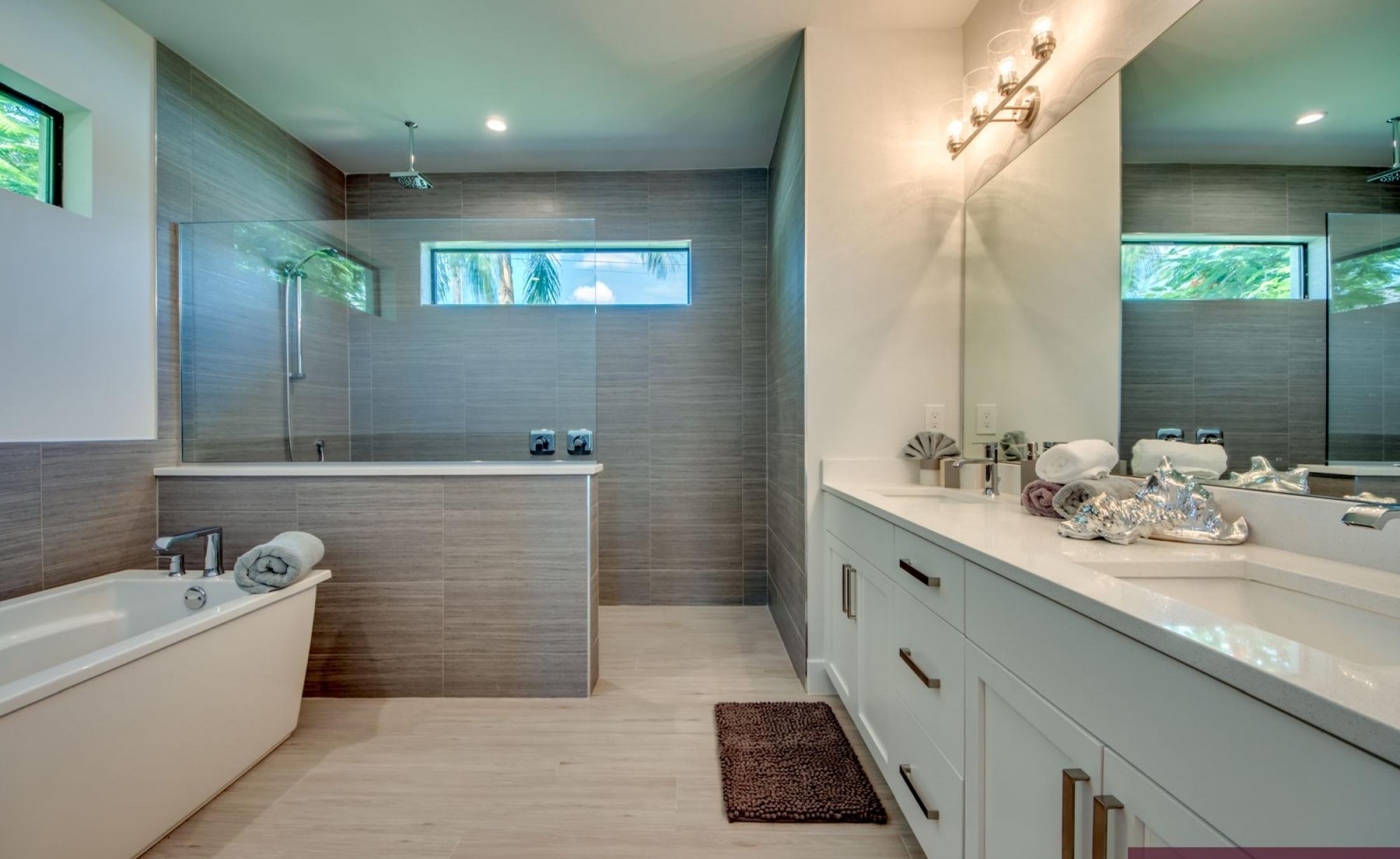 Terrasse am Kanal mit Pool und Spa sowie privatem Bootsdock mit Bootslift.