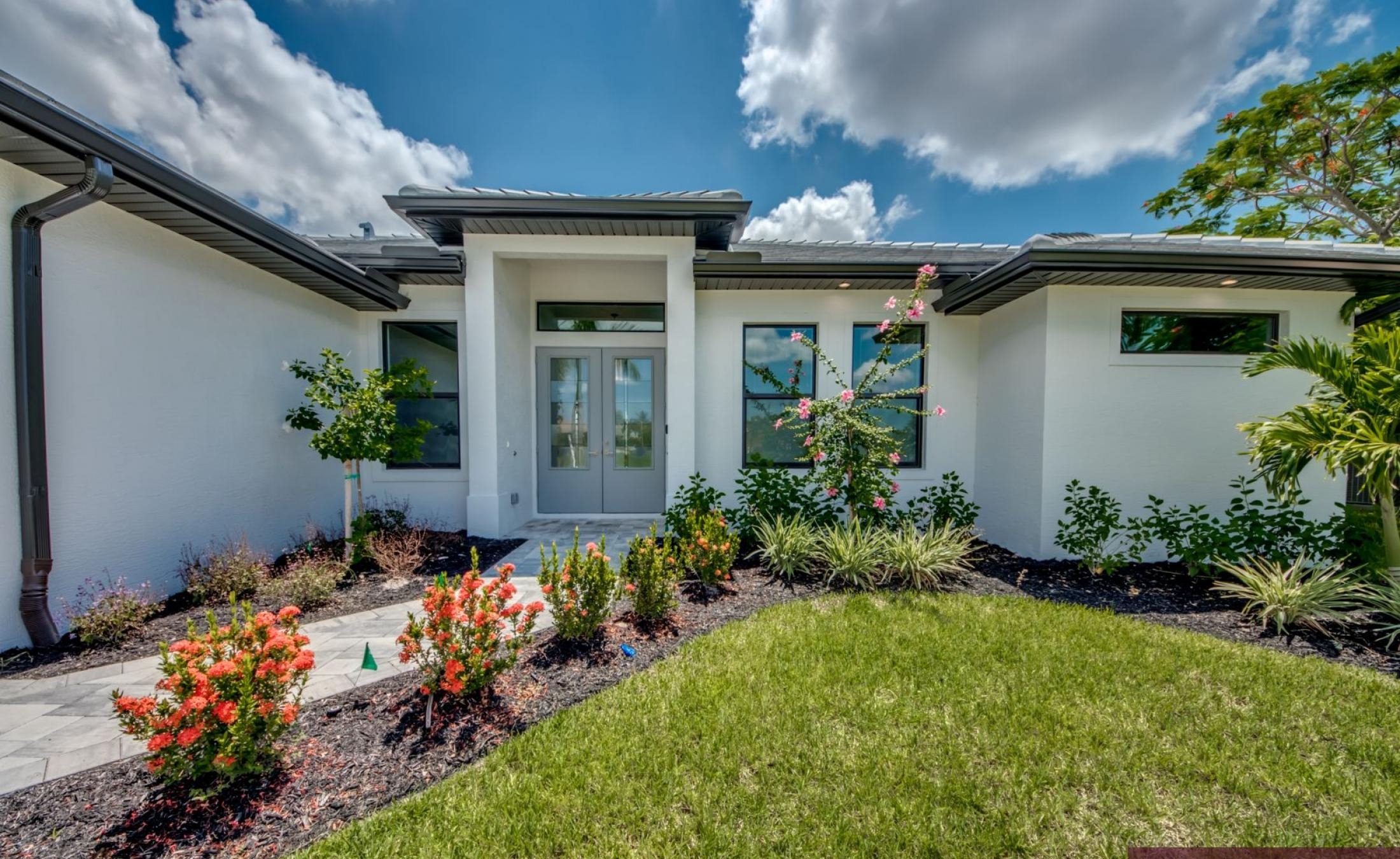 Moderne Villa am Kanal mit privatem Bootsdock und Bootslift.