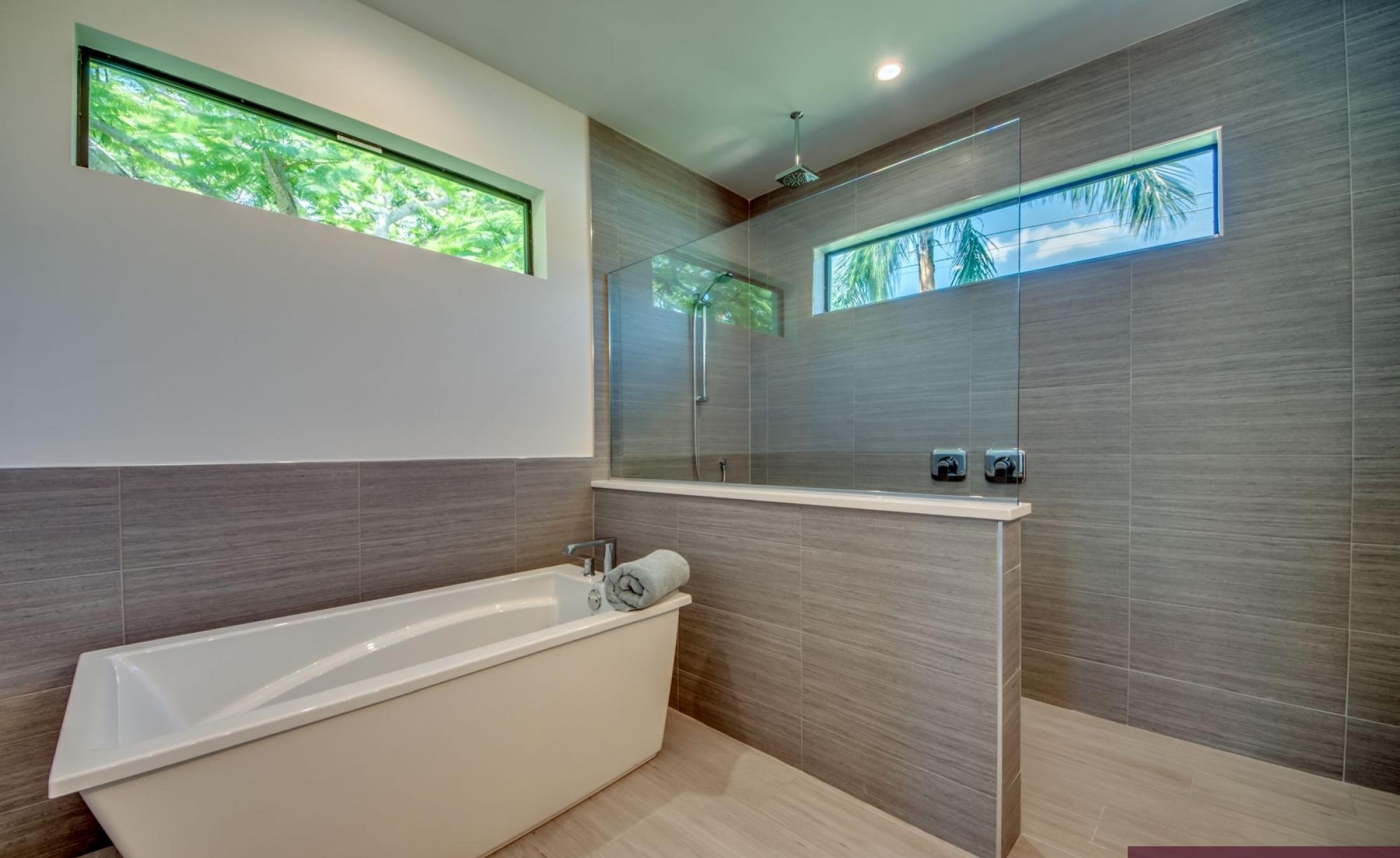 Moderne Villa am Kanal mit privatem Bootsdock, Bootslift sowie Pool und Spa.