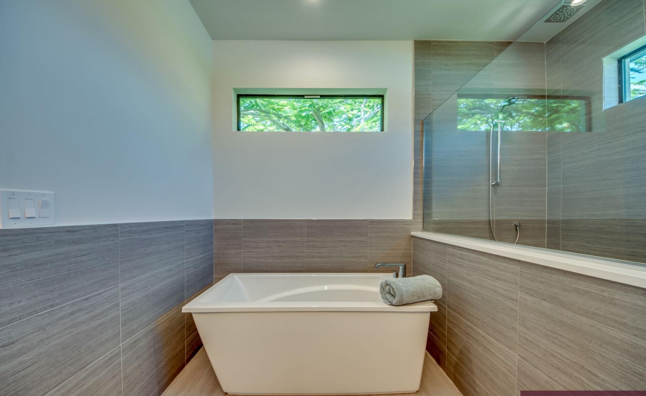 Moderne Villa am Kanal mit privatem Bootsdock, Bootslift sowie beheiztem Pool und Spa.