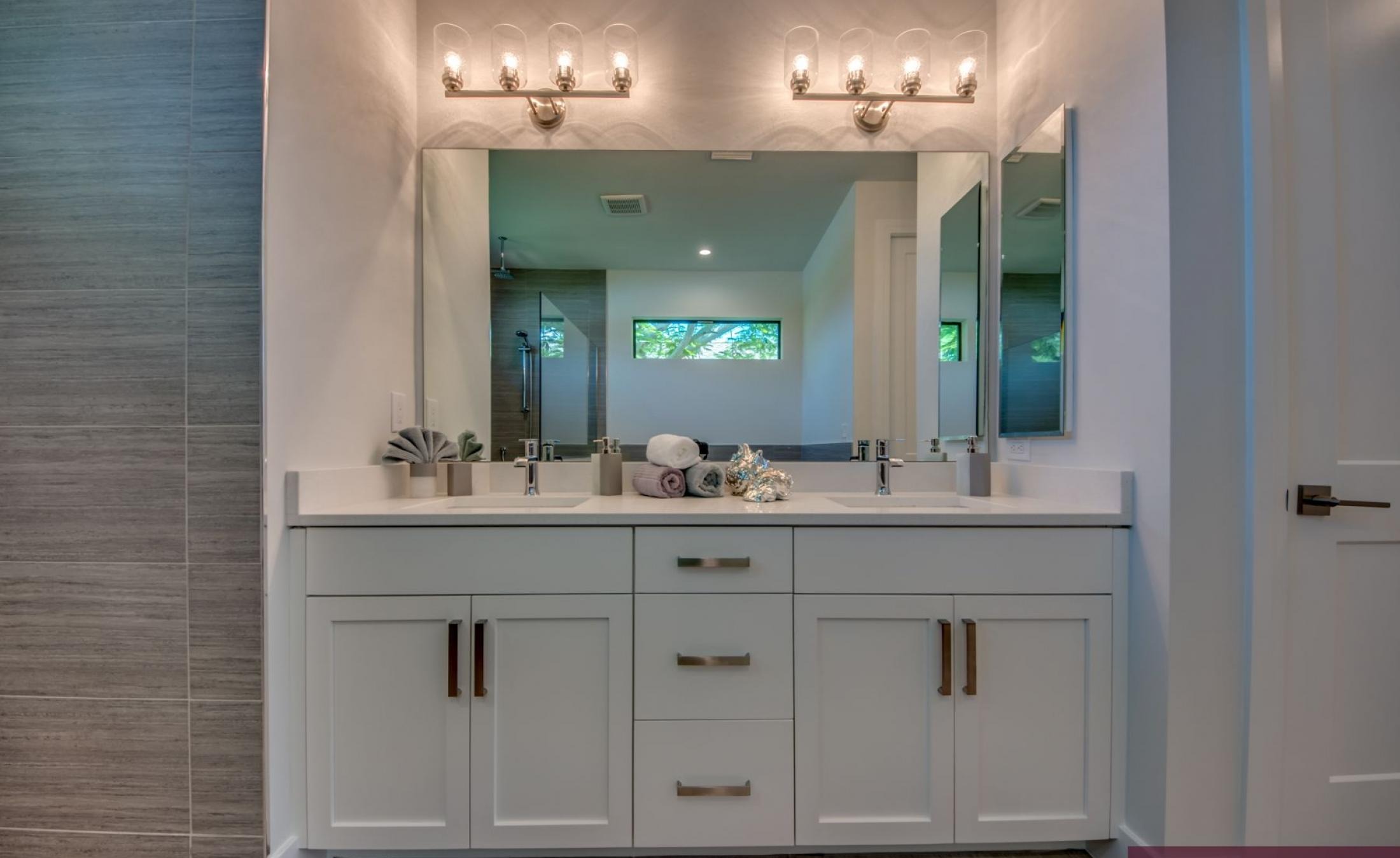 Moderne Villa am Kanal mit privatem Bootsdock, Bootslift sowie Pool und Spa.