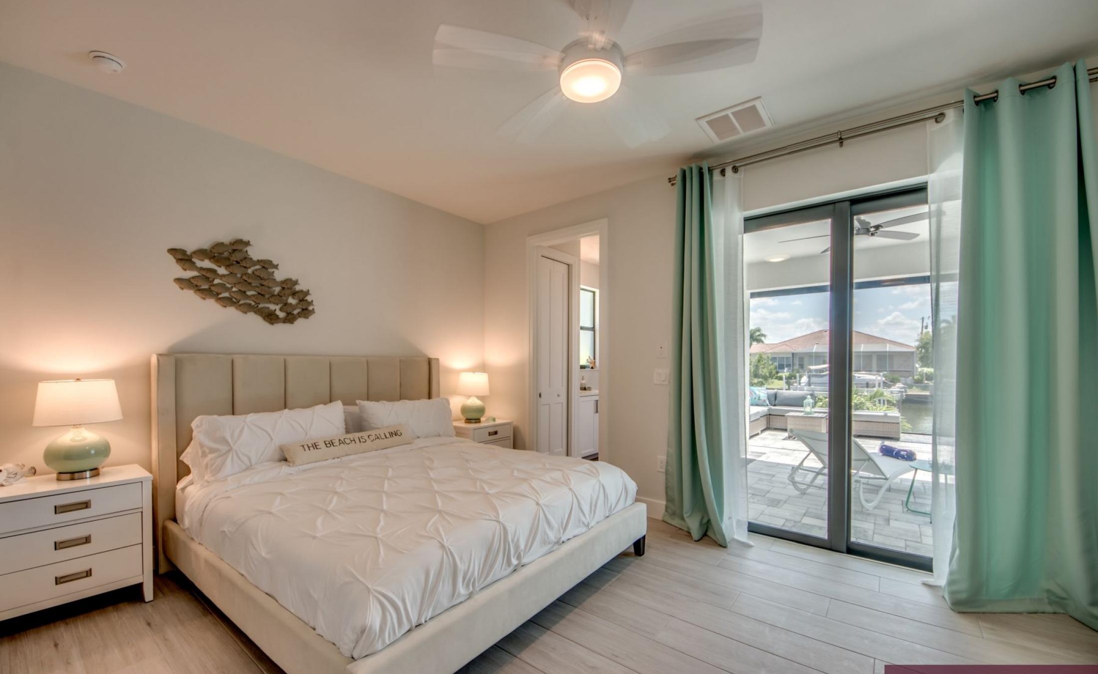 Moderne Villa am Kanal mit privatem Bootsdock, Bootslift sowie beheiztem Pool und Spa.