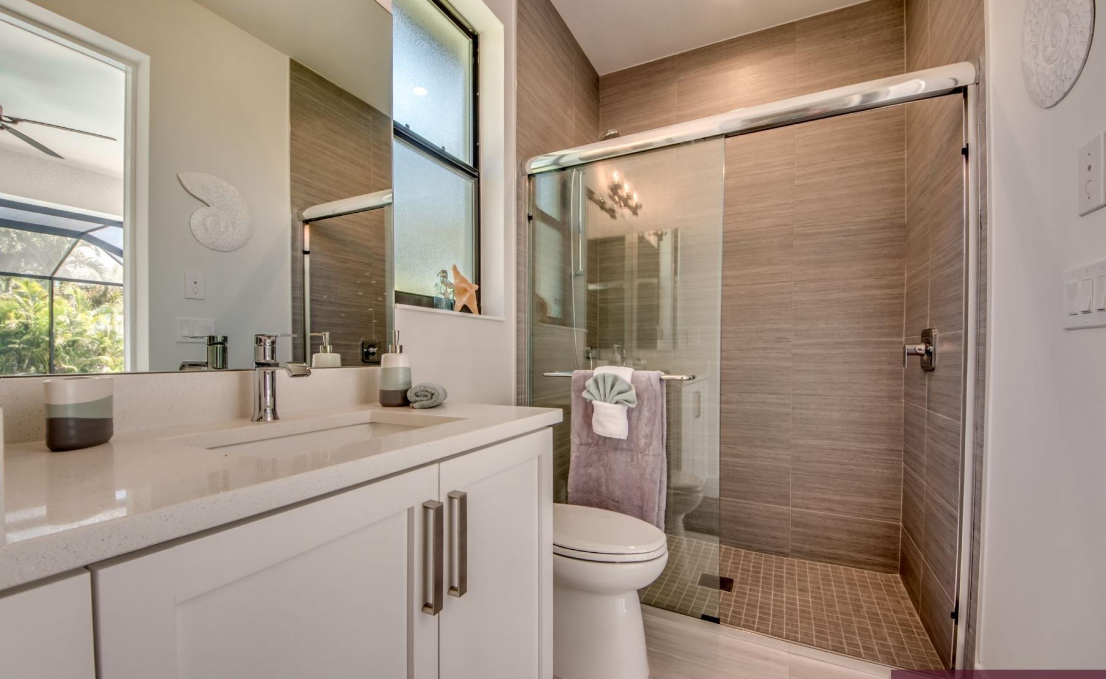 Moderne Villa am Kanal mit Bootsdock, Bootslift sowie beheiztem Pool und Spa.