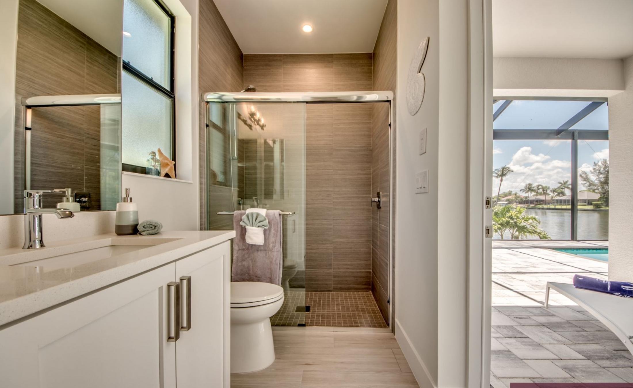 Moderne Villa am Kanal mit privatem Bootsdock, Bootslift sowie Pool und Spa.