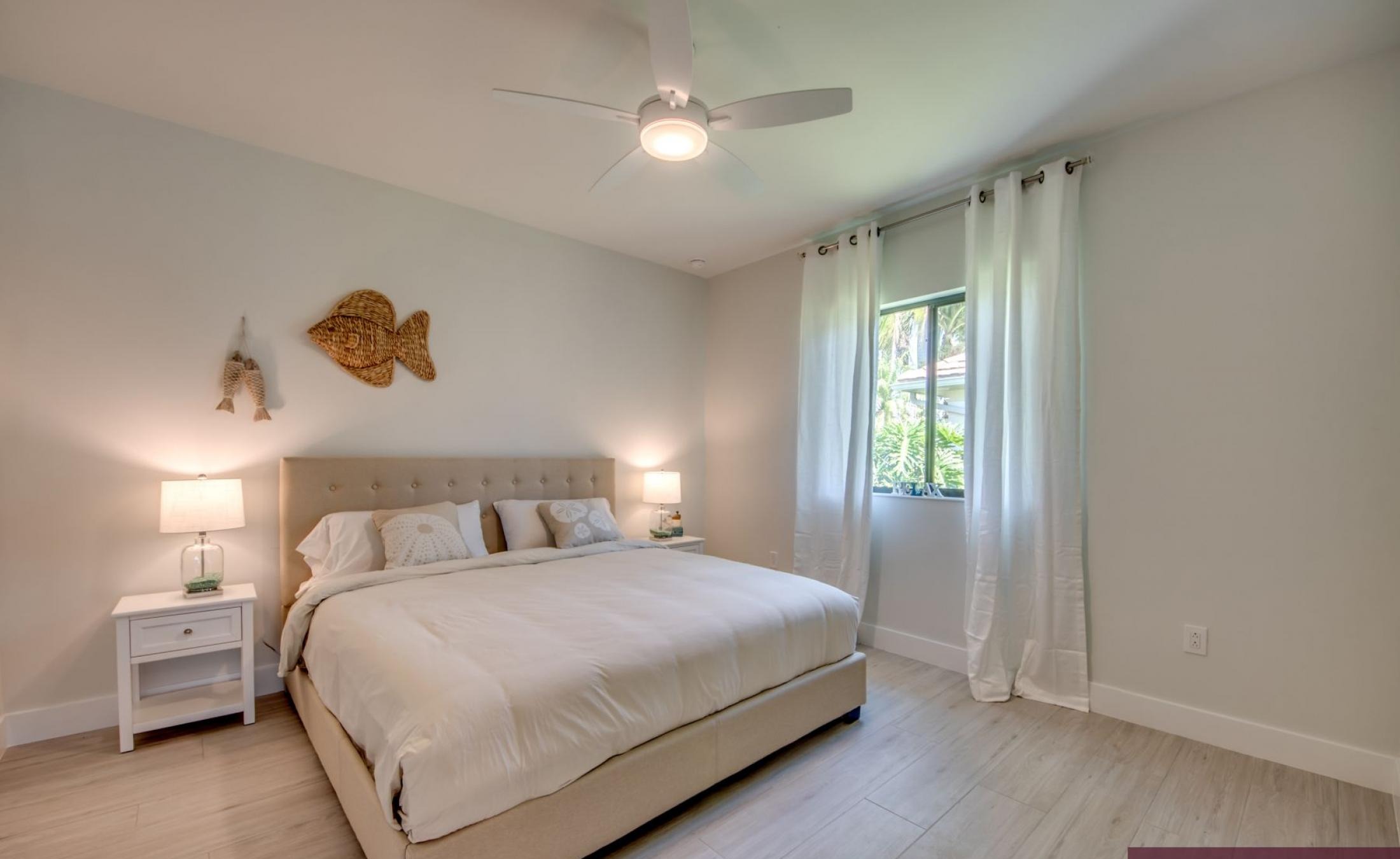 Moderne Villa am Kanal mit privatem Bootsdock, Bootslift sowie beheiztem Pool und Spa.