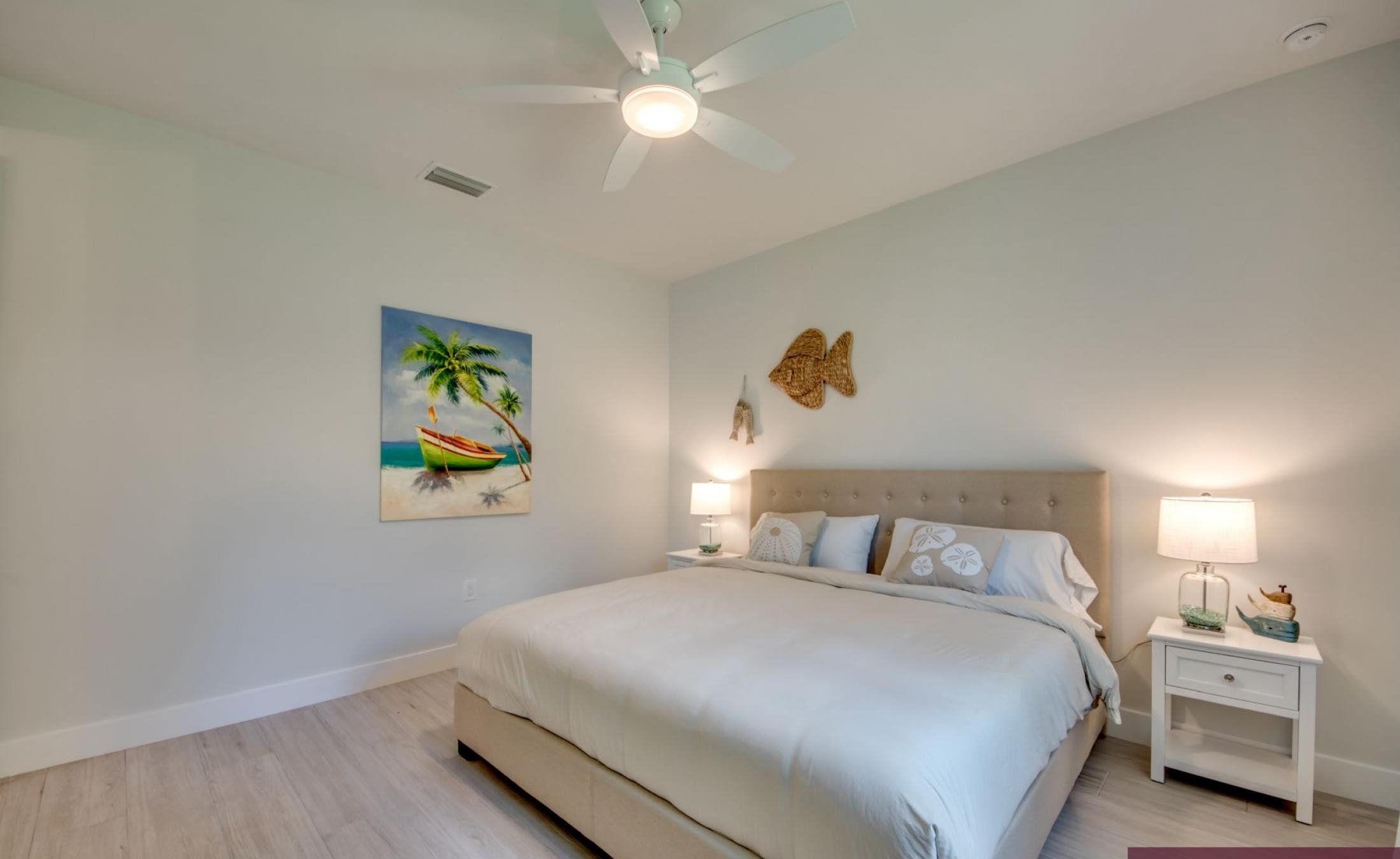 Moderne Villa am Kanal mit privatem Bootsdock, Bootslift sowie beheiztem Pool und Spa.