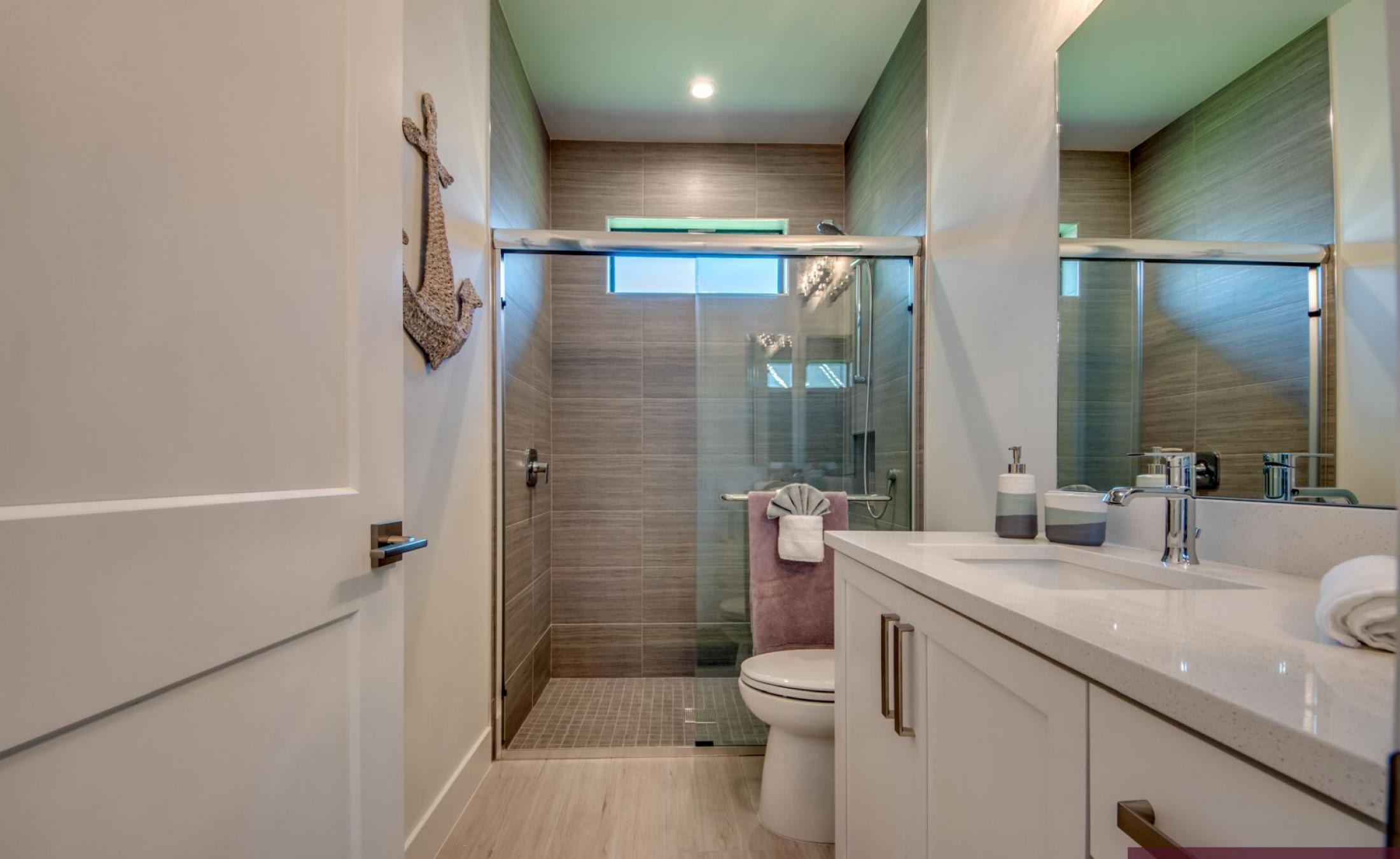 Moderner Poolbereich mit Spa und Blick auf den Kanal.