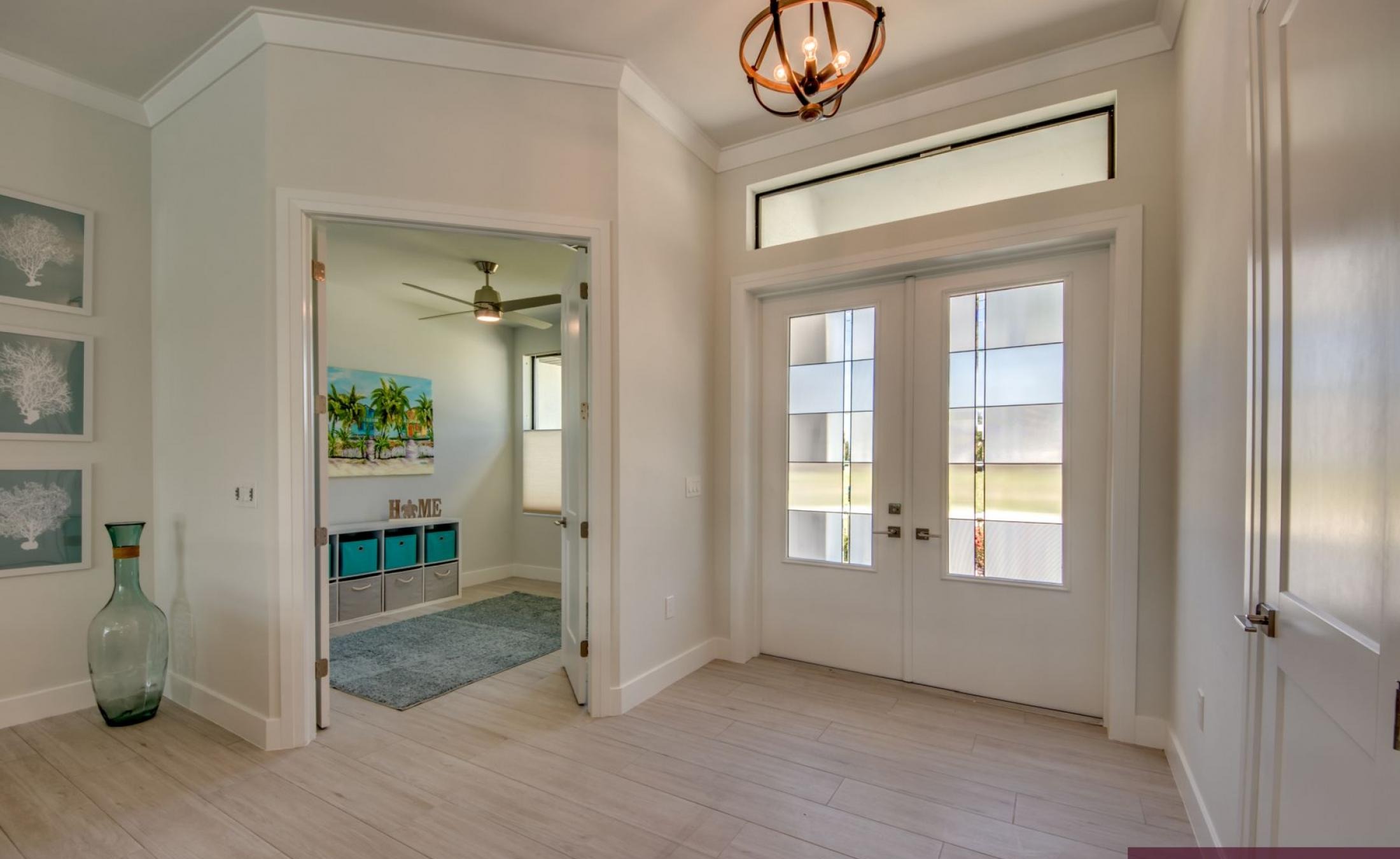 Moderne Villa am Kanal mit Pool, Spa und privatem Bootsdock mit Bootslift.