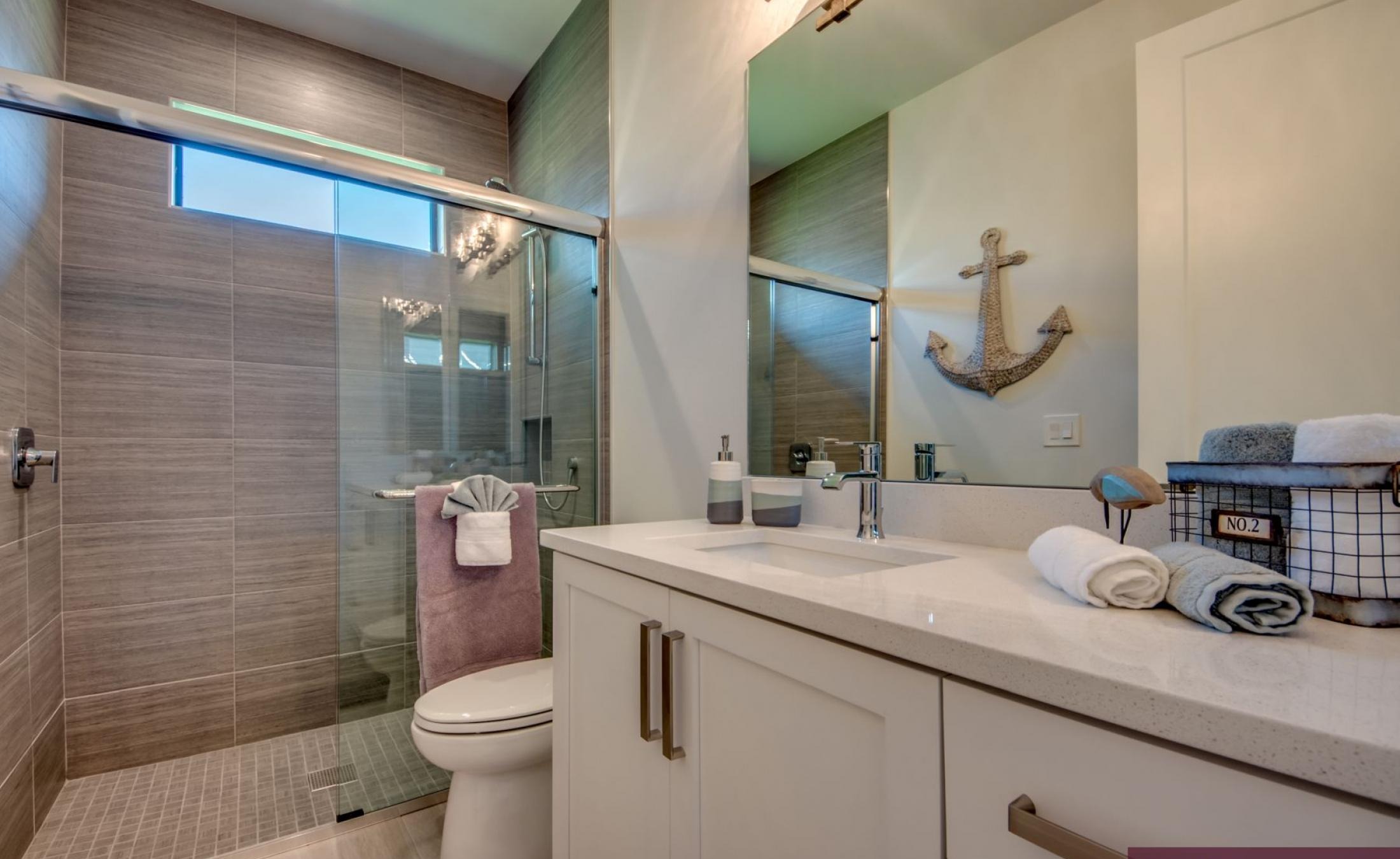 Moderne Villa am Kanal mit privatem Bootsdock, Bootslift sowie Pool und Spa.