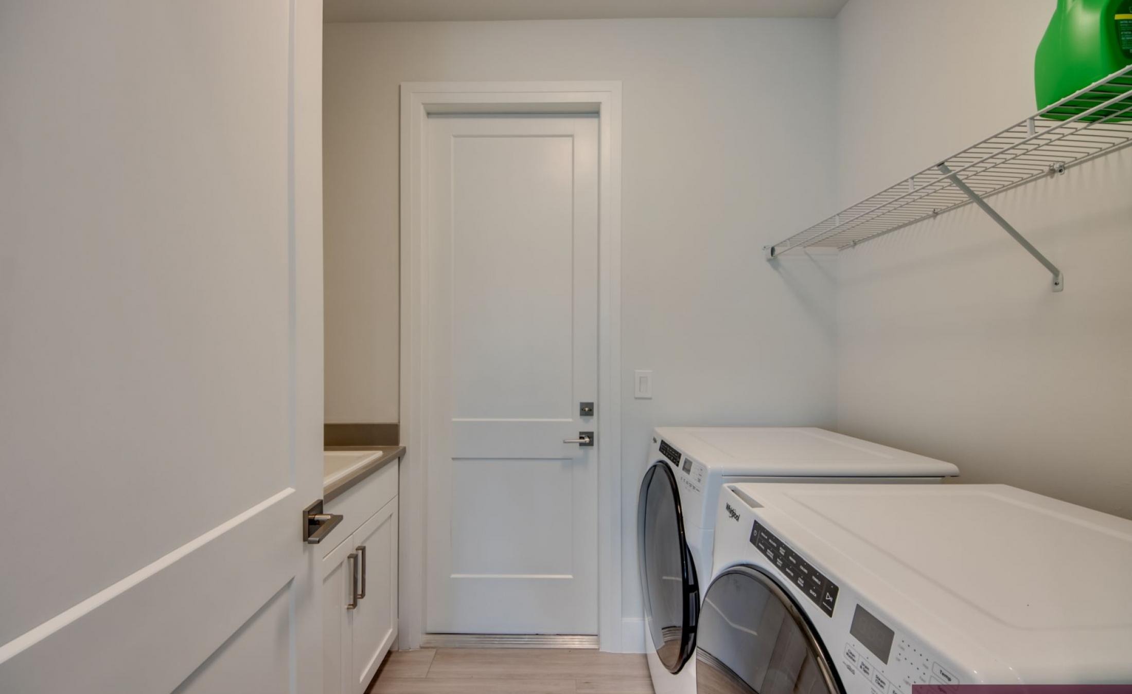 Moderne Villa am Kanal mit privatem Bootsdock und Bootslift.