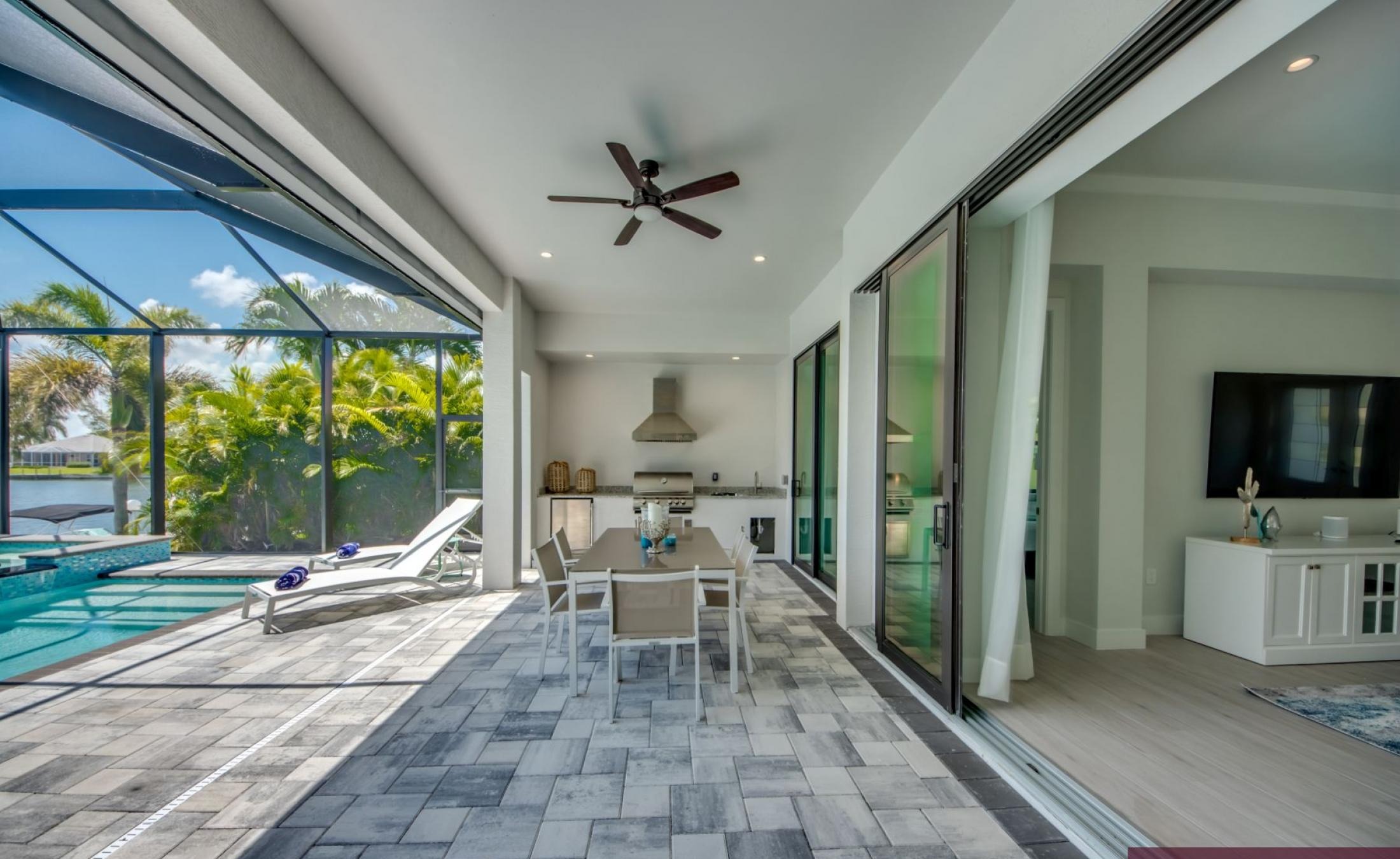 Moderne Villa am Kanal mit privatem Bootsdock, Bootslift sowie beheiztem Pool und Spa.