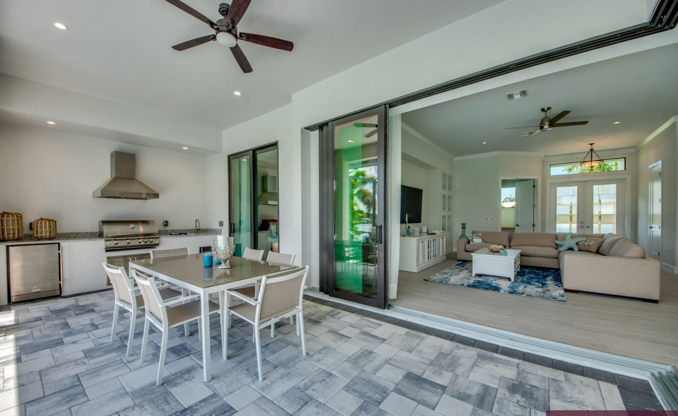 Kanalblick am Wasser mit privatem Bootsdock und Bootslift