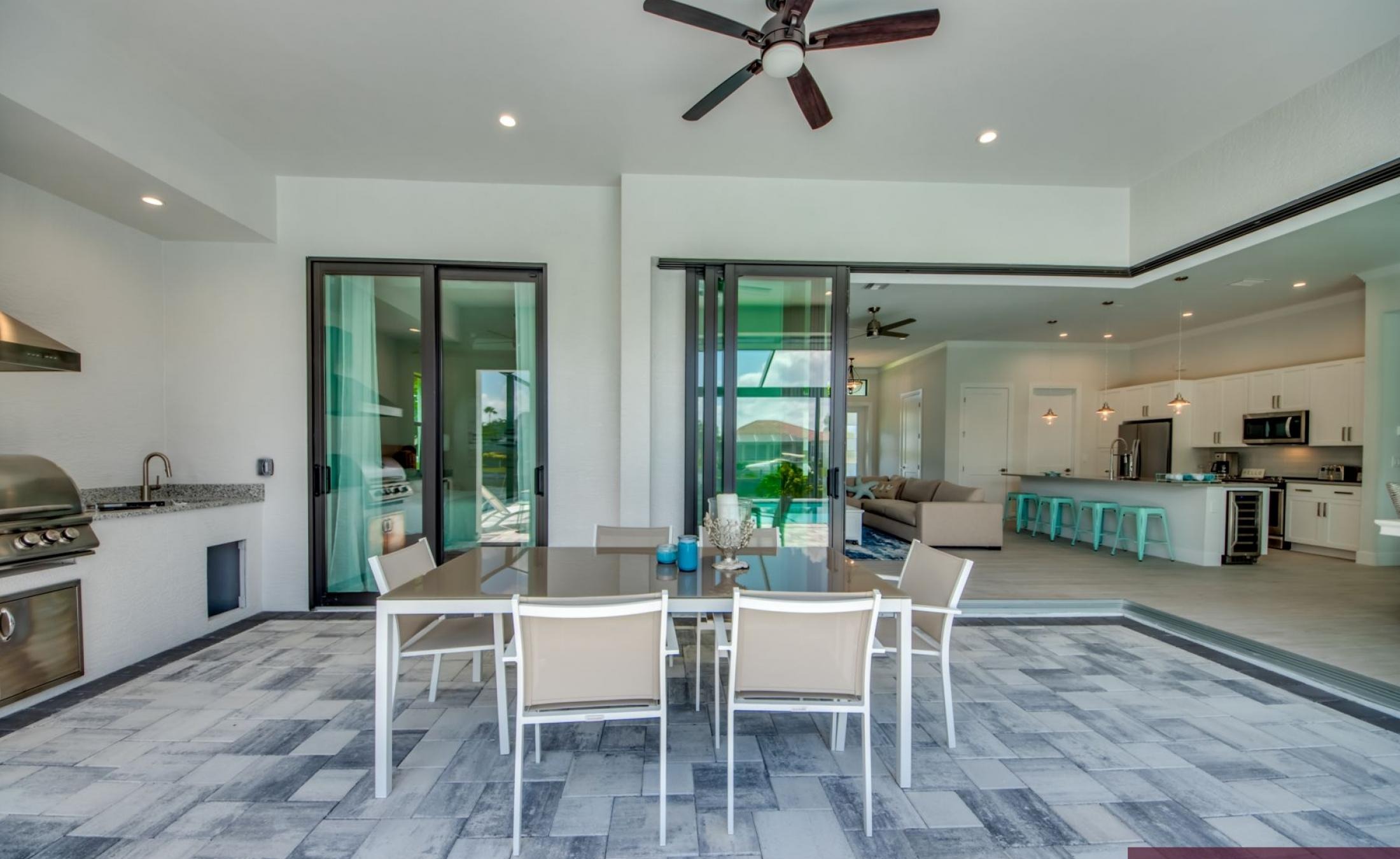 Moderne Villa am Kanal mit privatem Bootsdock, Bootslift sowie Pool und Spa.