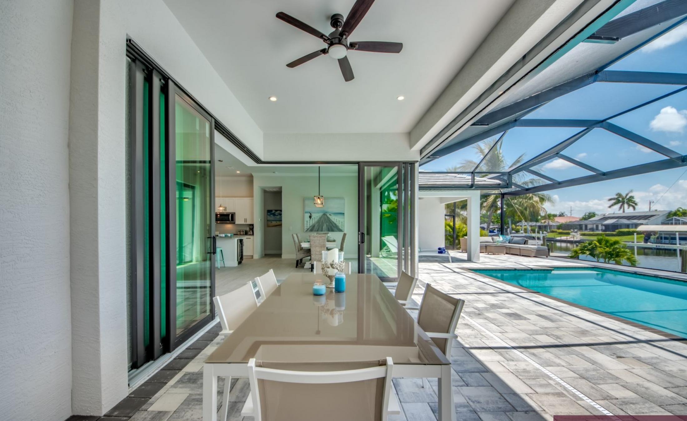 Moderne Villa am Kanal mit privatem Bootsdock und Bootslift sowie Pool und Spa.