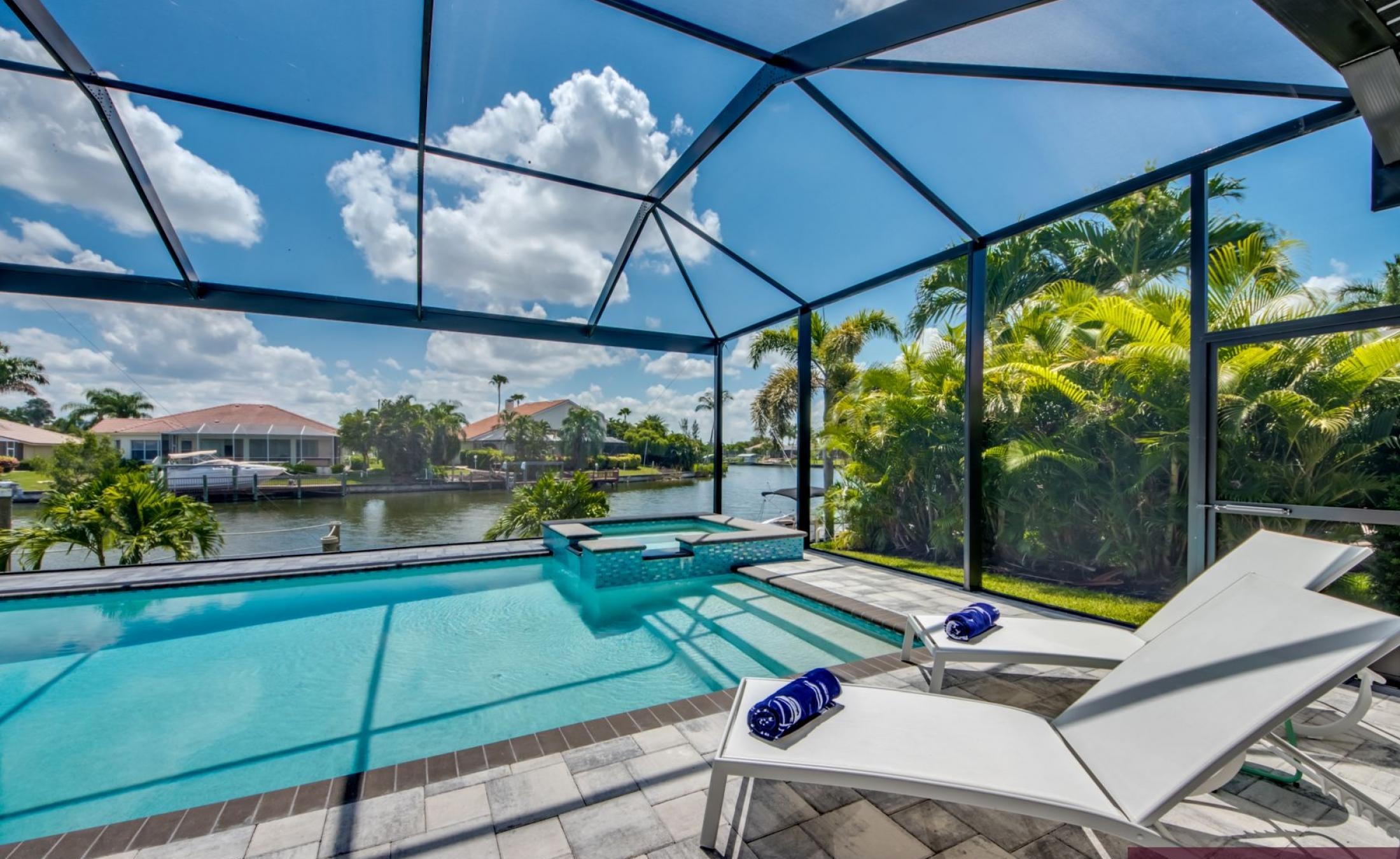 Moderne Villa am Kanal mit Bootsdock, Bootslift sowie Pool und Spa.