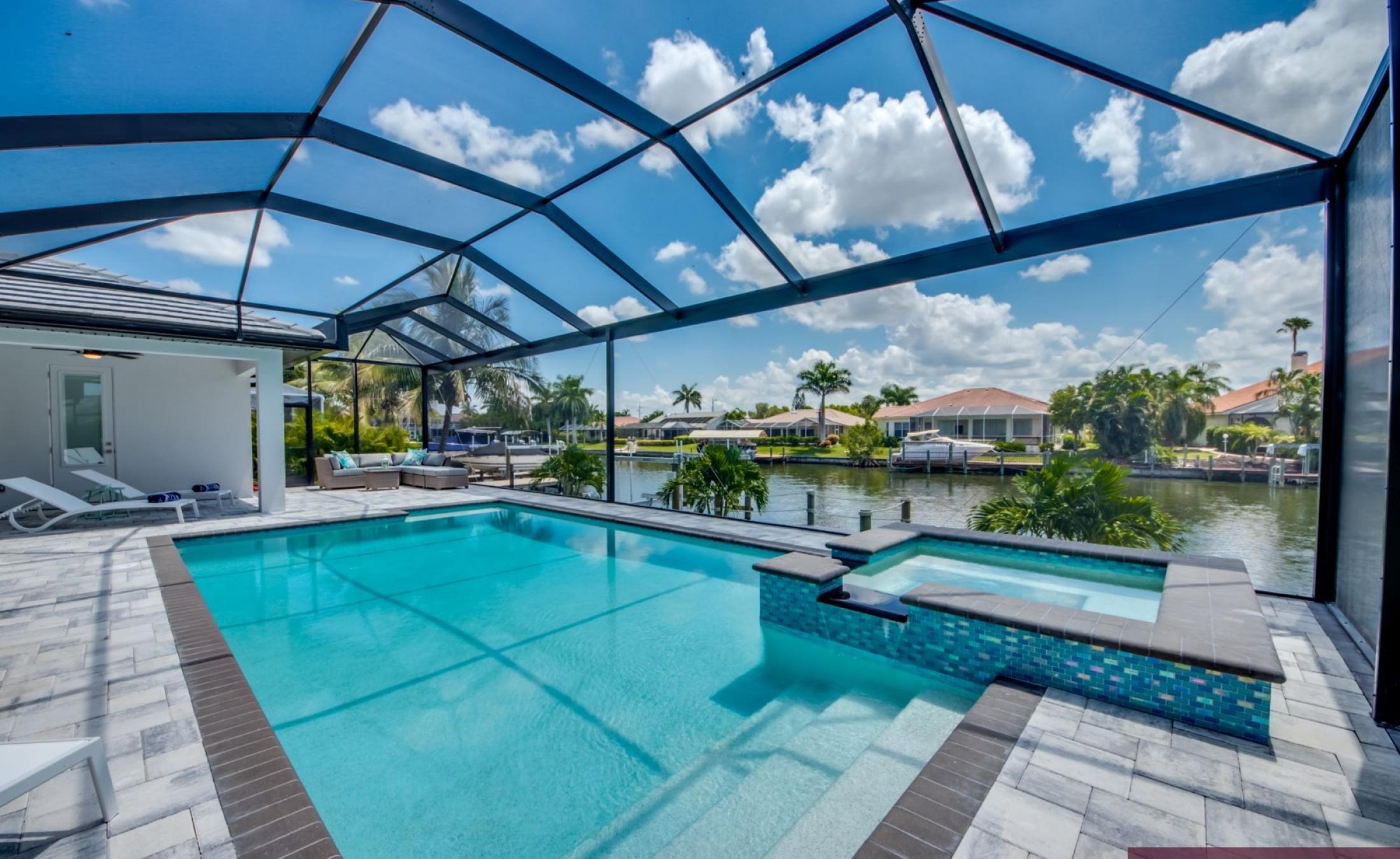 Moderne Villa am Kanal mit privatem Bootsdock und Bootslift.