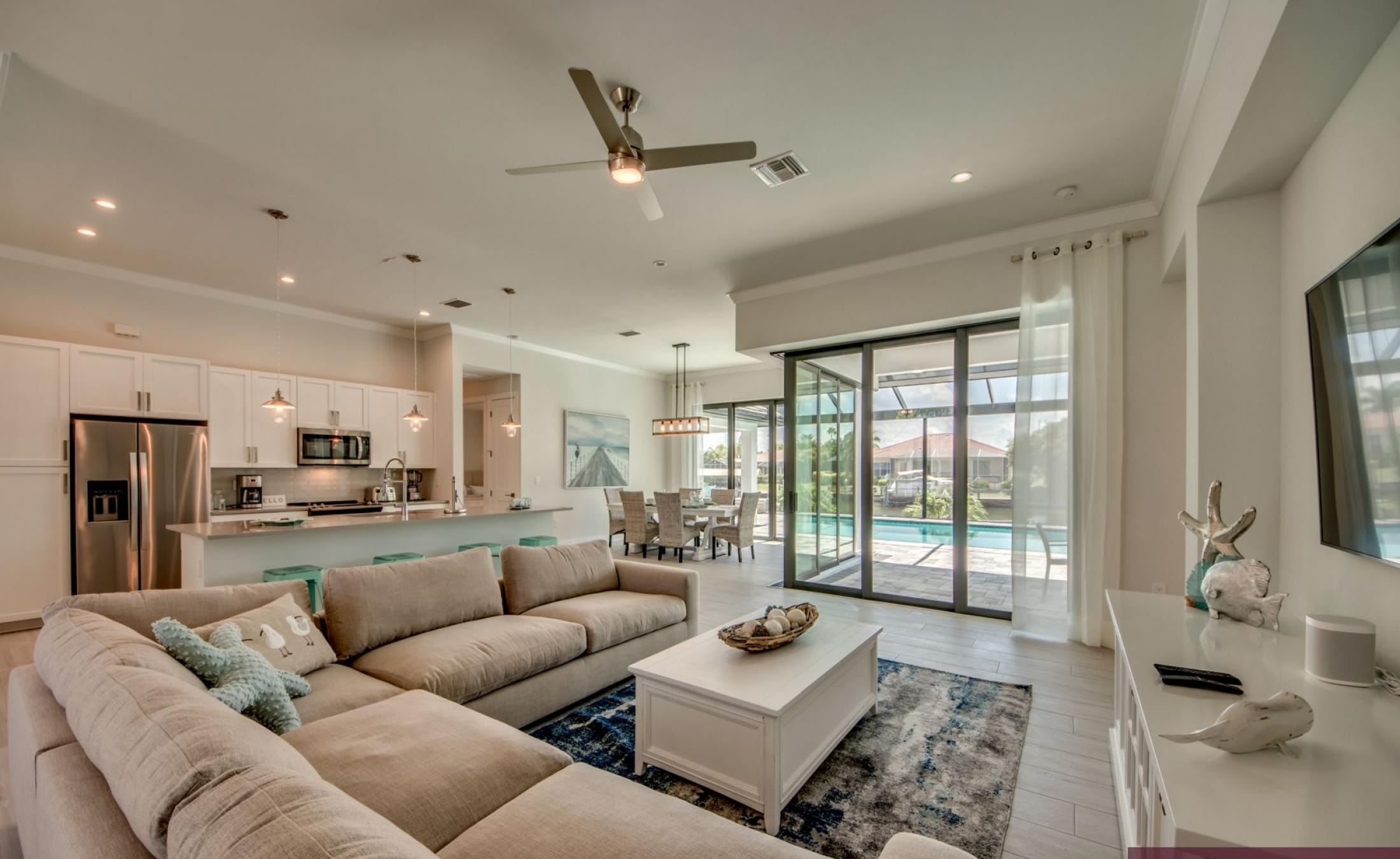 Moderne Villa am Kanal mit Pool, Spa und privatem Bootsdock mit Bootslift.