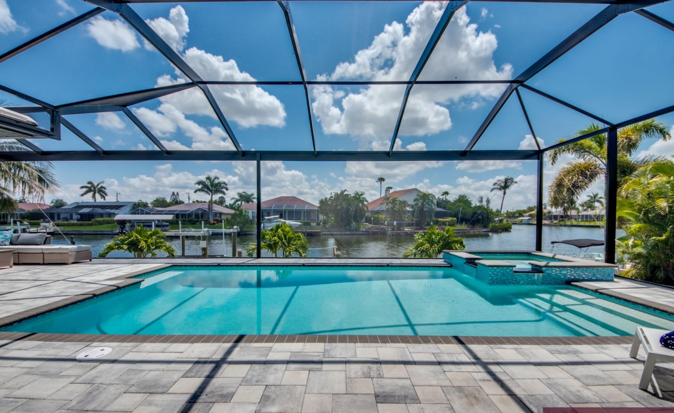 Moderne Villa am Kanal mit privatem Bootsdock, Bootslift sowie beheiztem Pool und Spa.