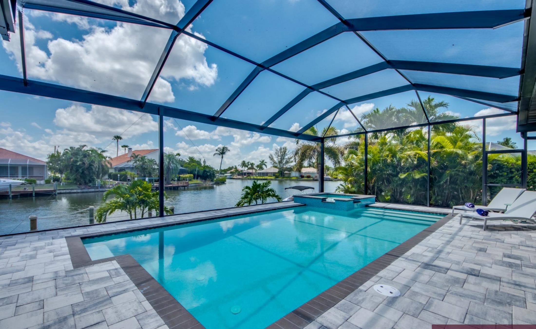 Moderne Villa am Kanal mit privatem Bootsdock, Bootslift sowie beheiztem Pool und Spa.