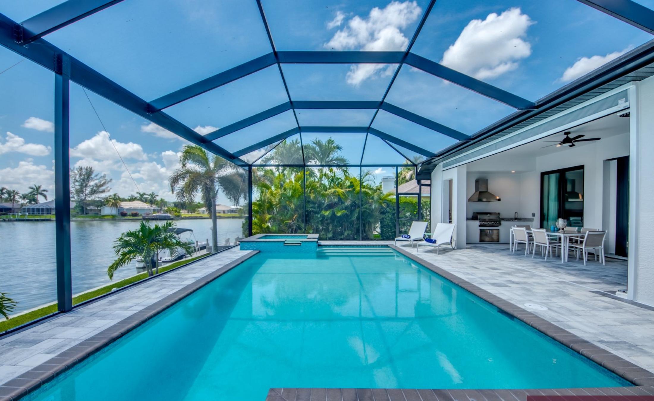 Terrasse am Kanal mit Bootsdock, Bootslift sowie Pool und Spa.