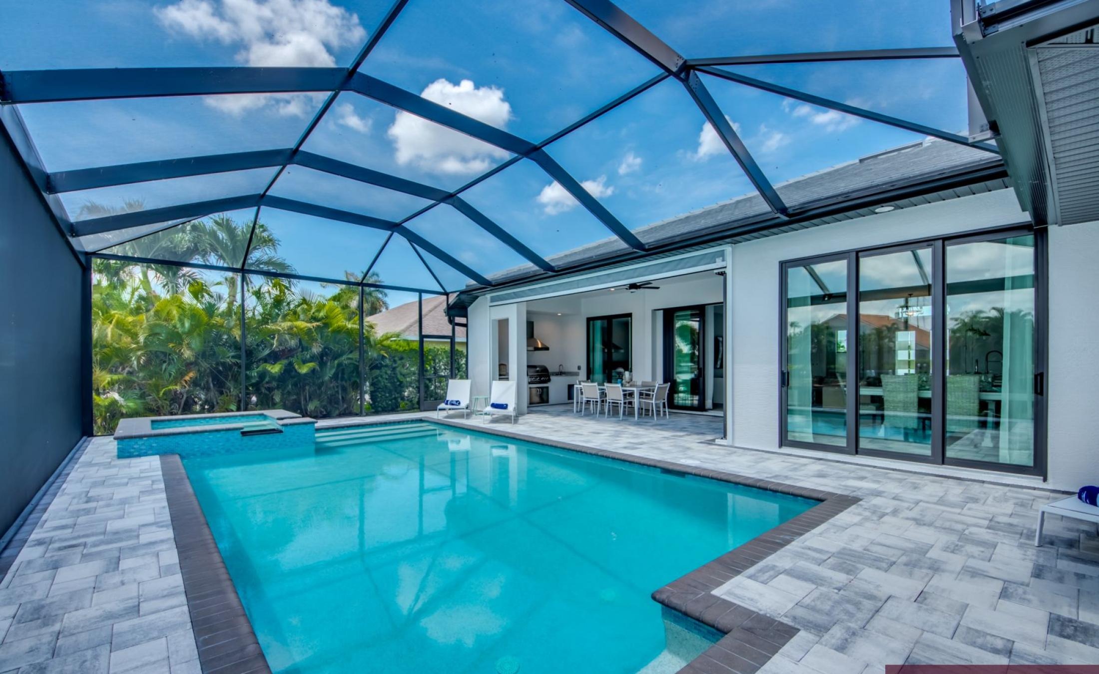 Moderne Villa am Kanal mit privatem Bootsdock, Bootslift sowie beheiztem Pool und Spa.