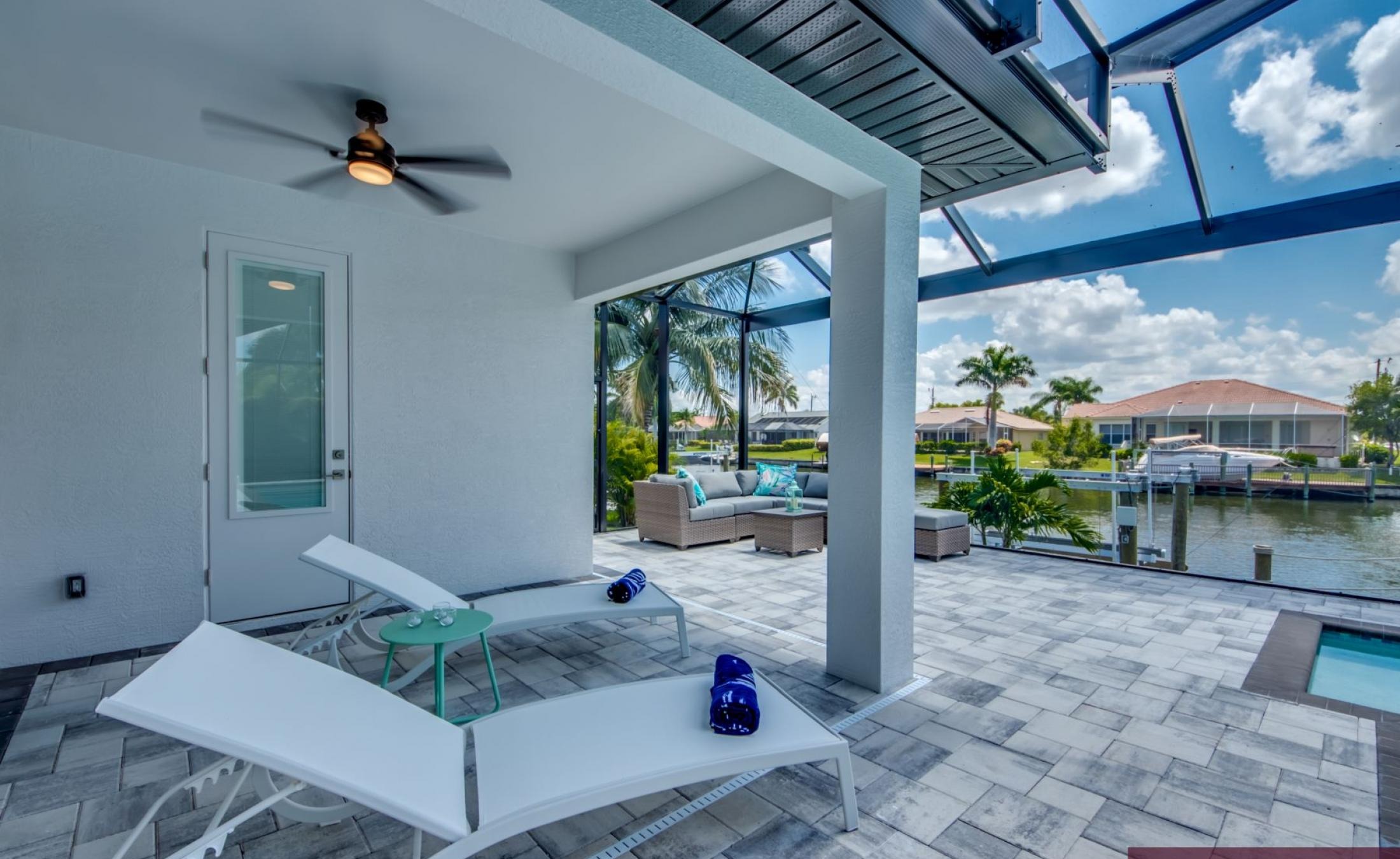 Moderne Villa am Kanal mit privatem Bootsdock, Bootslift sowie beheiztem Pool und Spa.