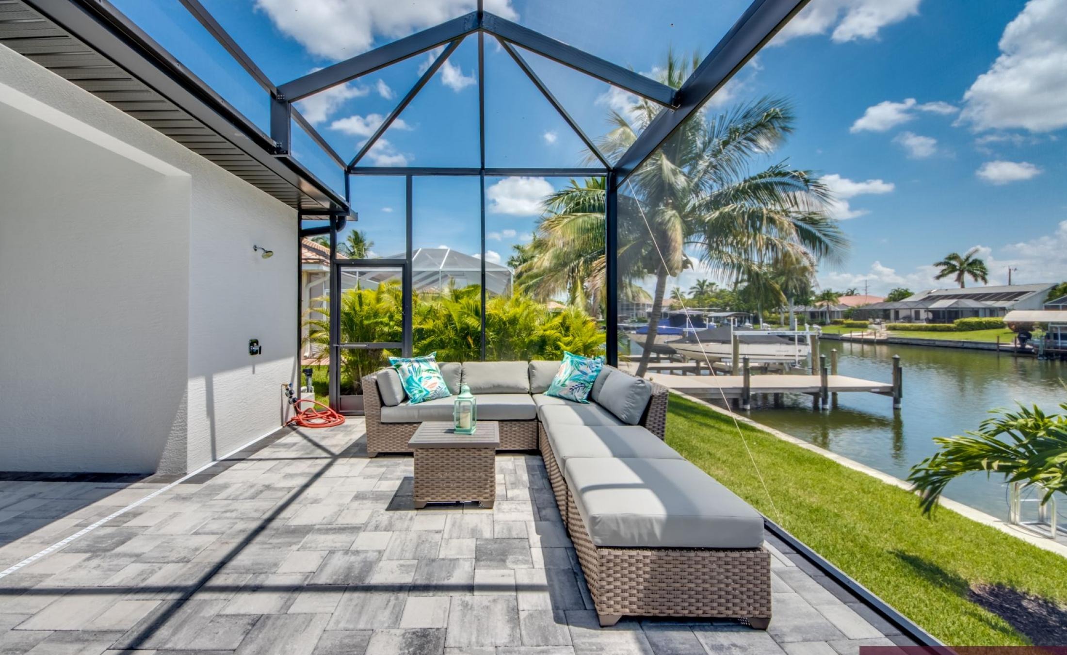 Kanalblick am Wasser mit privatem Bootsdock und Bootslift.