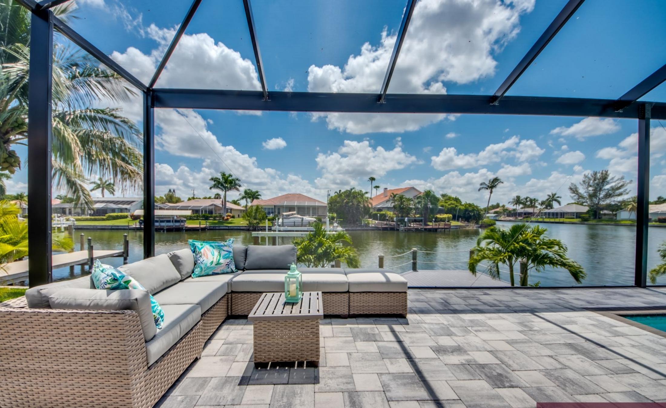 Moderne Villa am Kanal mit privatem Bootsdock und Bootslift.