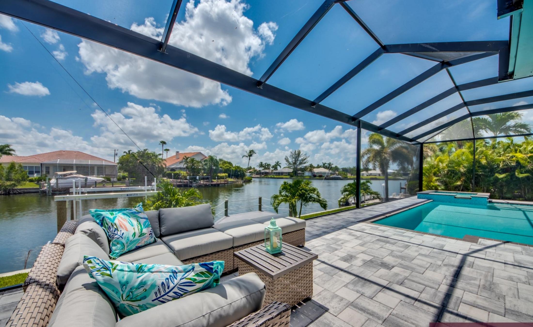 Terrasse am Kanal mit privatem Bootsdock und Bootslift.