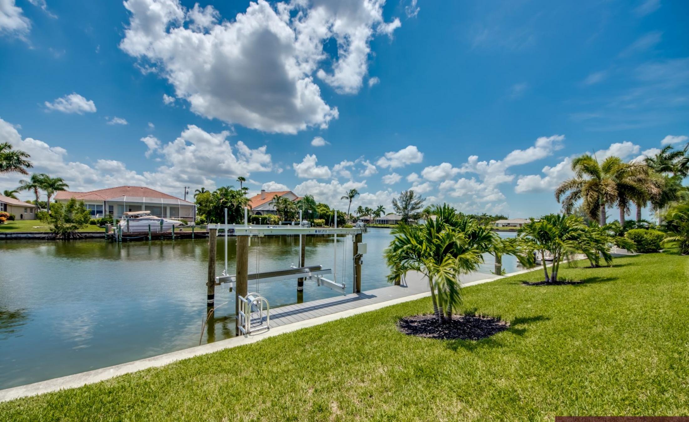 Moderne Villa am Kanal mit privatem Bootsdock, Bootslift sowie Pool und Spa.