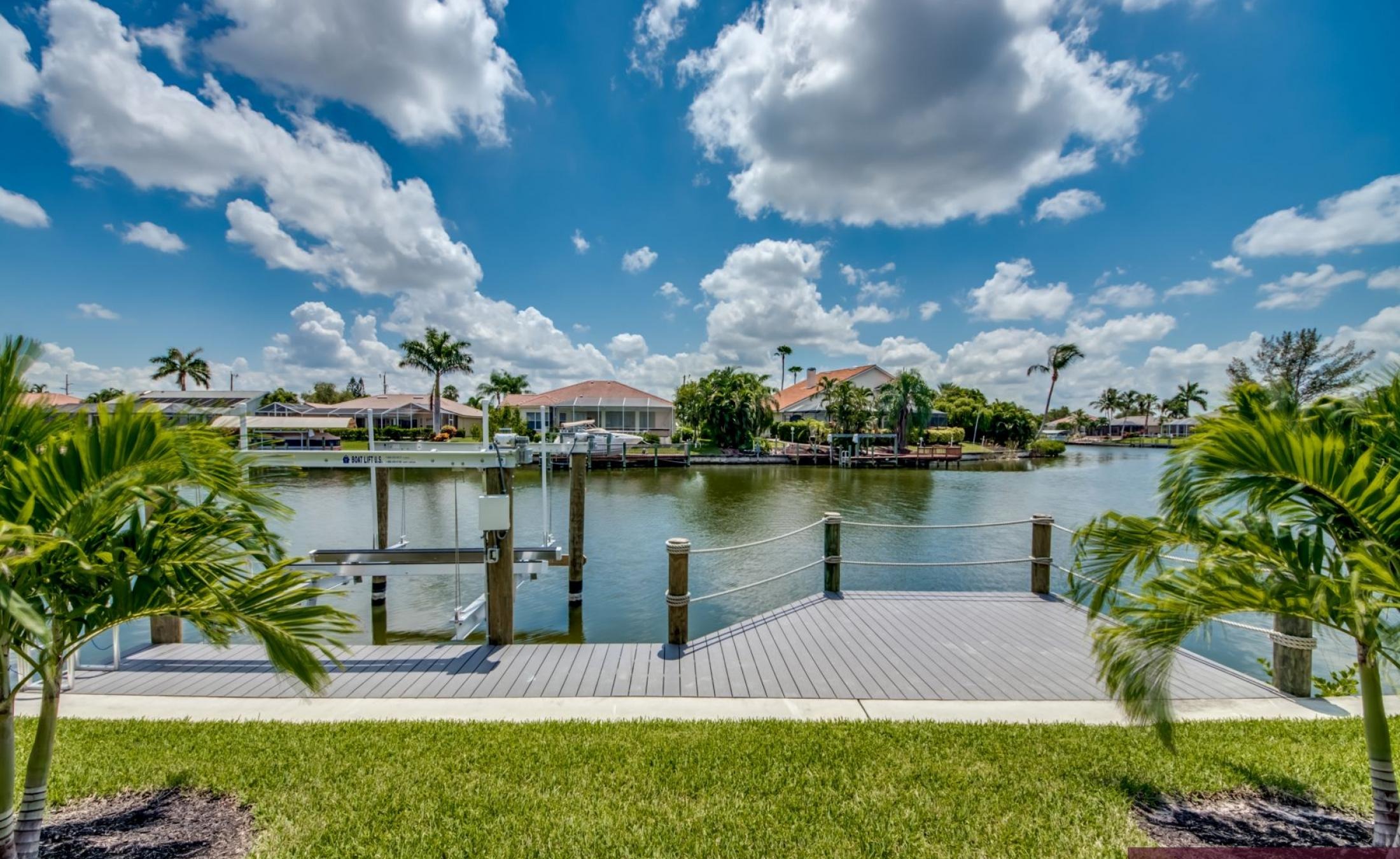 Moderne Villa am Kanal mit privatem Bootsdock, Bootslift sowie Pool und Spa.