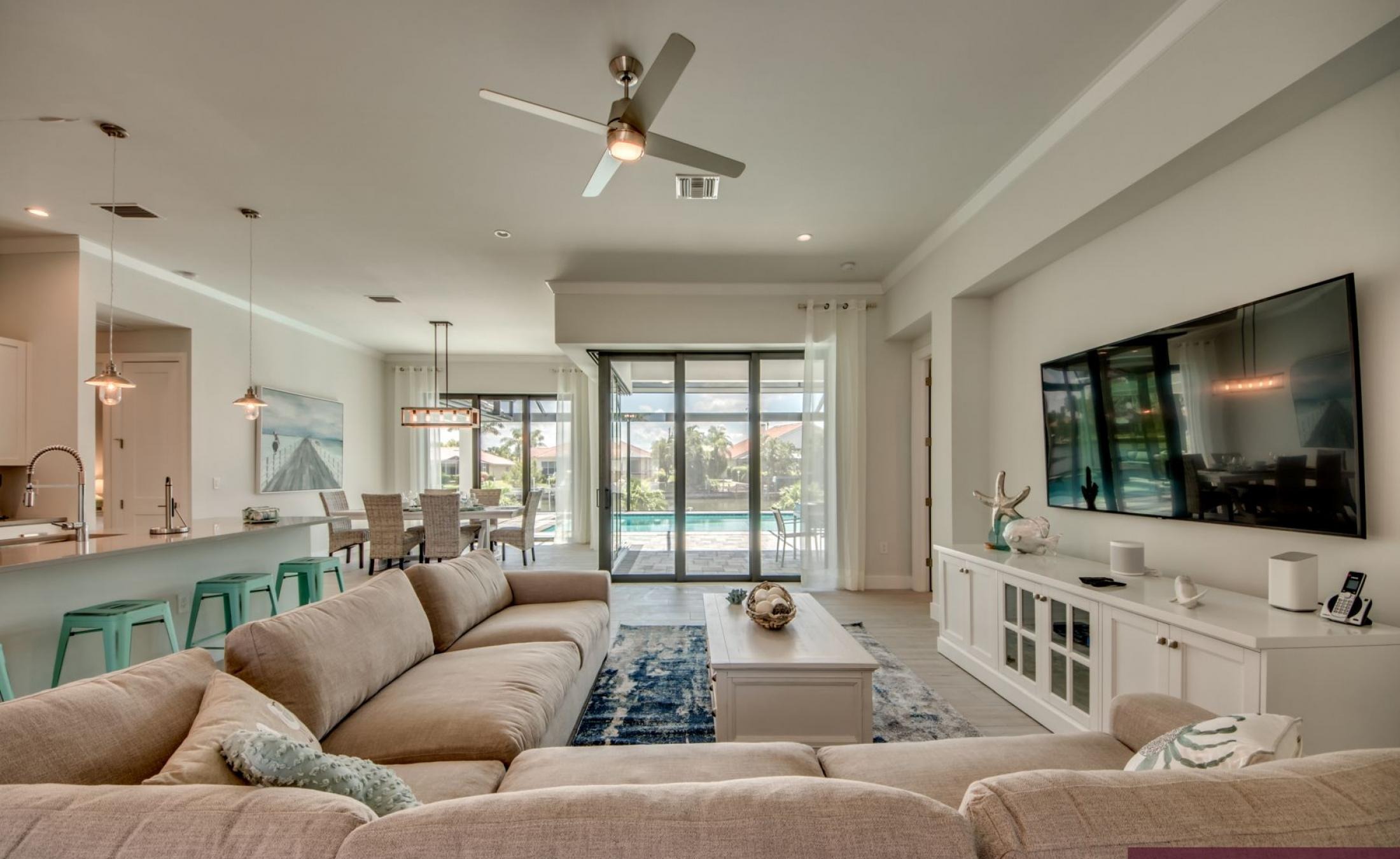 Moderne Villa am Kanal mit privatem Bootsdock, Bootslift sowie Pool und Spa.