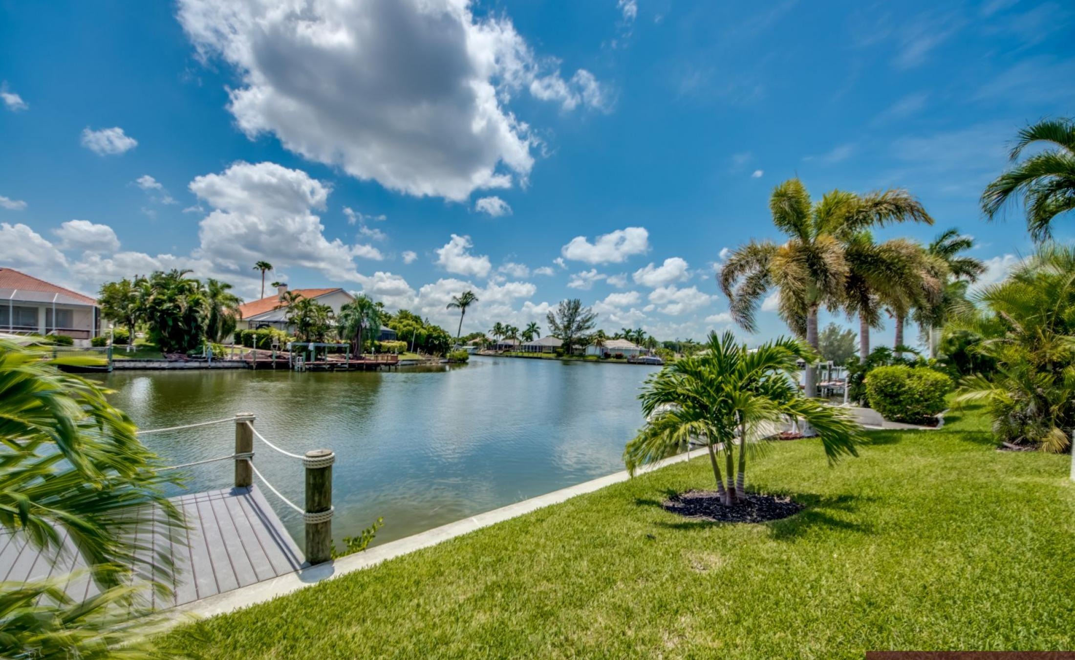 Privates Bootsdock mit Bootslift am Kanal (Gulf Access) in Cape Coral.