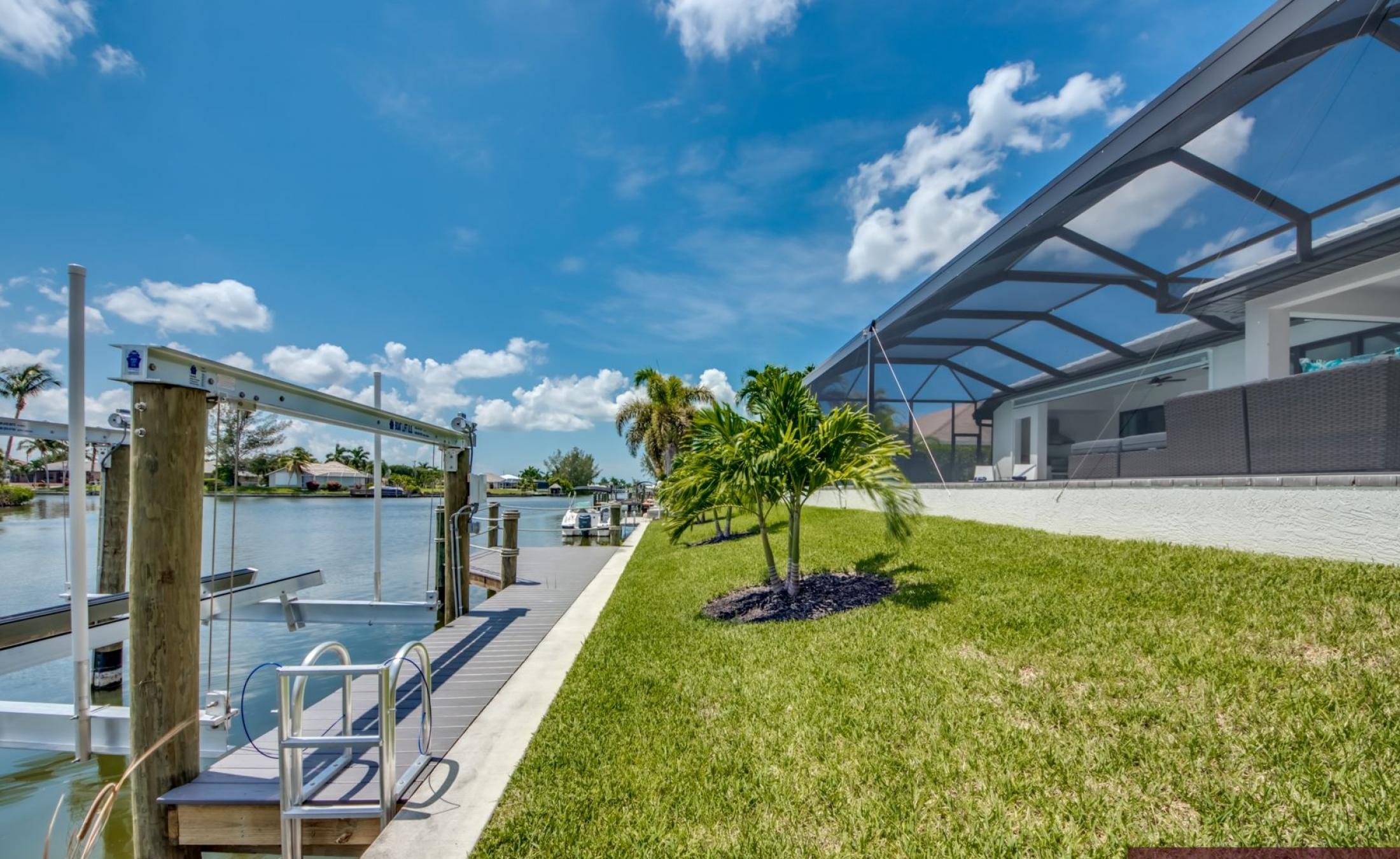 Moderne Villa am Kanal mit privatem Bootsdock, Bootslift sowie Pool und Spa.